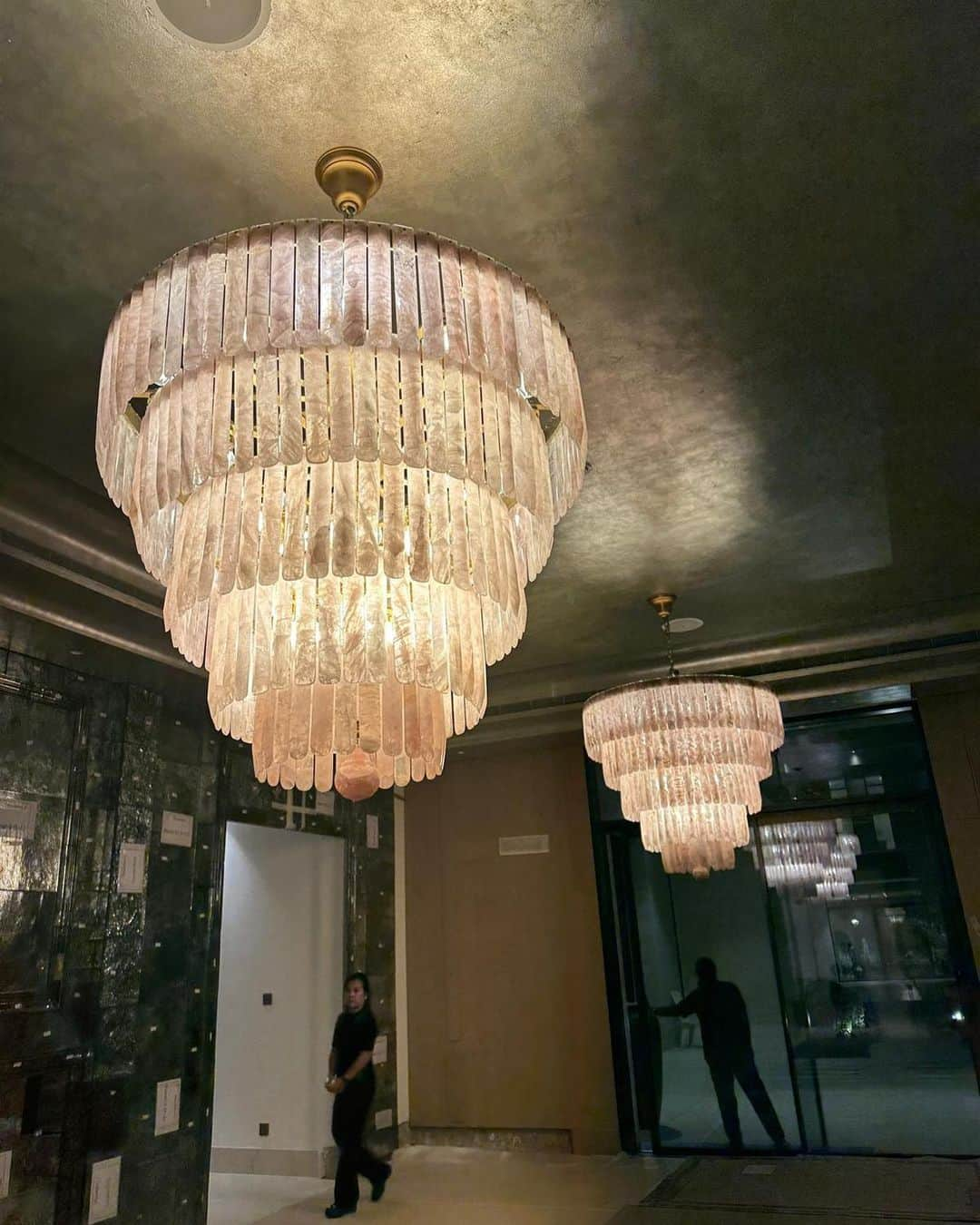 My Interiorさんのインスタグラム写真 - (My InteriorInstagram)「Antique dealer and lighting designer in Chelsea specialising and Crystal & Rock Crystal Chandeliers and other lighting from the 19th century onwards London UK 🇬🇧 @dimitristefanov1」10月3日 1時20分 - myinterior