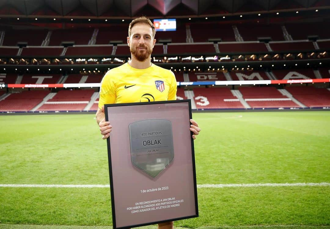 ヤン・オブラクのインスタグラム：「Buena victoria ayer, gran respuesta del equipo después de las dificultades como se ha puesto el partido.. Mi partido 400 con esta camiseta, gracias compañeros, gracias Atlético de Madrid y gracias afición por toda la ayuda y el apoyo SIEMPRE!❤️💪🏼」