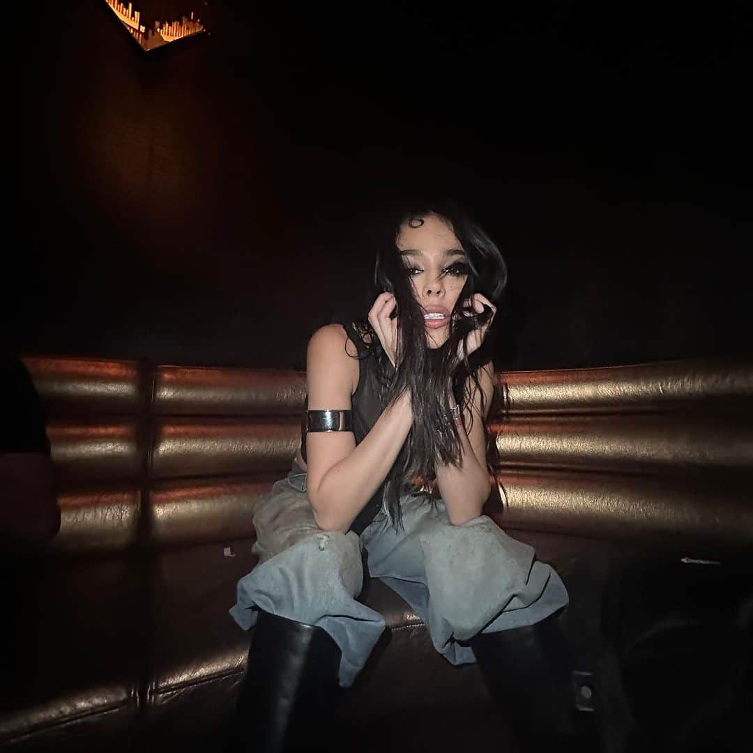 Danna Paolaさんのインスタグラム写真 - (Danna PaolaInstagram)「No hay nadie que me haga llegar como tú….. uuuuuuuuuuuuuuu🖤 PARANOIA @steveaoki our new song OUT NOWWWW!!🫀」10月3日 1時23分 - dannapaola