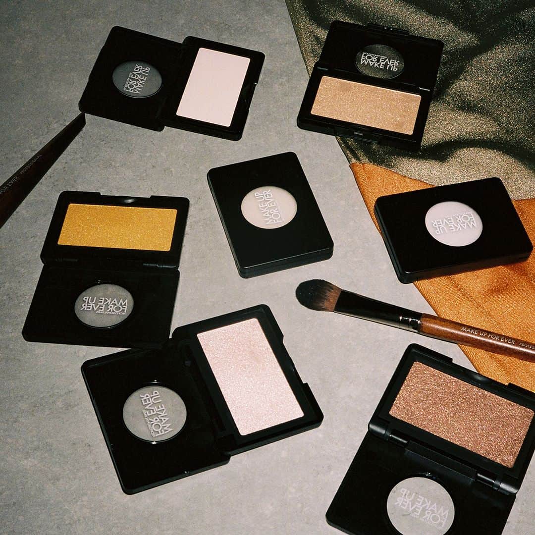 MAKE UP FOR EVER OFFICIALのインスタグラム：「All our new Artist Face Powders come in an eco-conceived packaging made of 100% recycled material. Removable pans allow you to create your own palette by mixing and matching your favorite shades.   #ArtistryIsCalling #MAKEUPFOREVER」