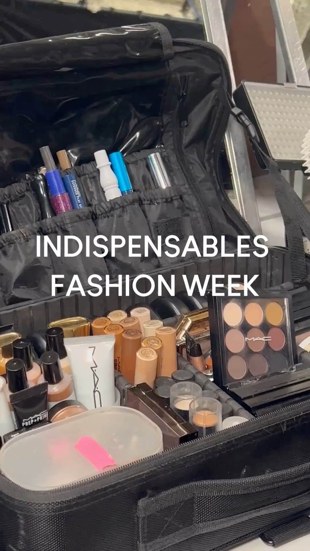 のインスタグラム：「Quels indispensables de cette #FashionWeek avez-vous déjà testé ? 😇  ✨ Sérum Hyper Real  ✨ Fond de teint sérum Studio Radiance ✨ Palette Pro fond de teint crème couvrant ✨ Mascara M•A•CStack ✨ Brume fixante Fix+ Stay Over  📹 @marieke_thibaut  #MacBackstage #ParisFashionWeek #PFW #MakeUpLovers」