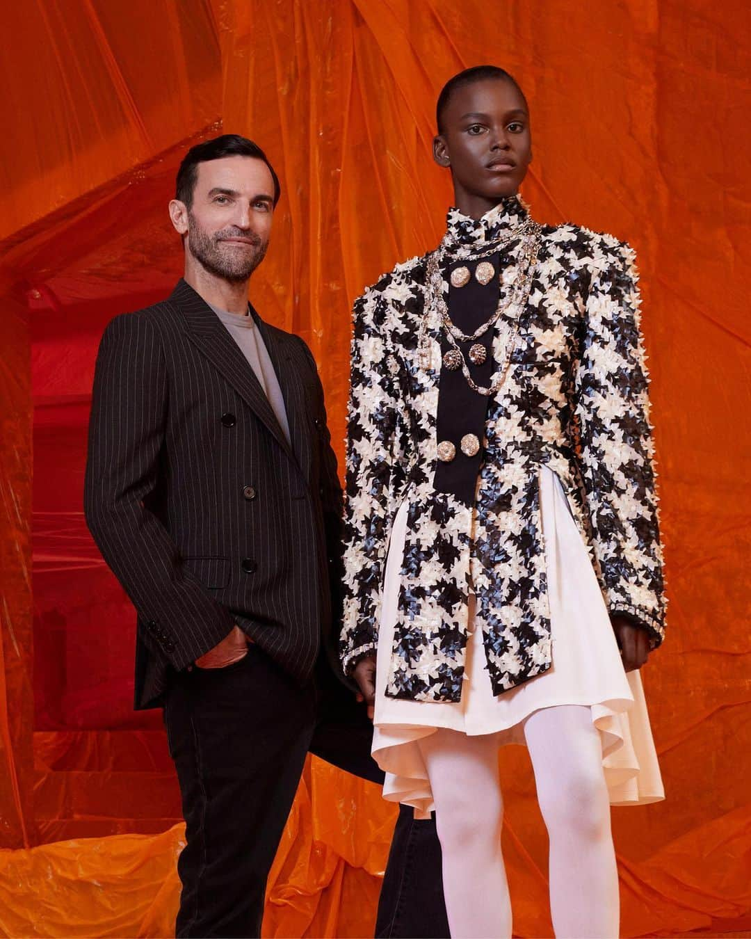 ニコラ・ジェスキエールのインスタグラム：「Women’s Spring-Summer 2024 Show. Artistic Director @NicolasGhesquiere and model Valentina Castro were captured together at the presentation of his new collection at 103 avenue des Champs-Élysées in Paris.」