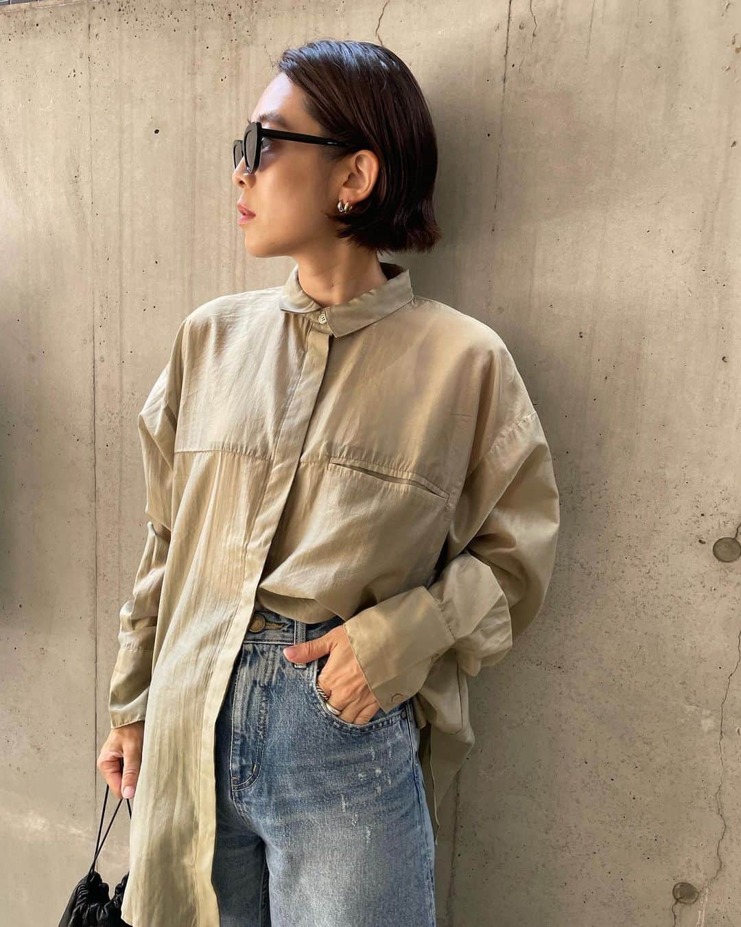 akiさんのインスタグラム写真 - (akiInstagram)「週末一気に涼しくなるみたい🍂 シャツが活躍する季節〜 オーバーサイズのシアーシャツは @selectmoca   昼間一気に暑くなるのに夕方驚くほど寒かったり..体調崩しがちだから子供たちの体調にびくびくしつつ💭  個人的には秋はファッションも楽しいし好きな季節🍁 シャツは重ねて使って着回し抜群のitemだからたくさん持ってます✌️  #aki7_ootd #ootd #outfit #instafashion  #mama #selectmoca  #shirt  #denim #blackbymoussy  #ママ#ママコーデ#セレクトモカ#シャツコーデ #きょコ」10月3日 12時28分 - 7_aki_7