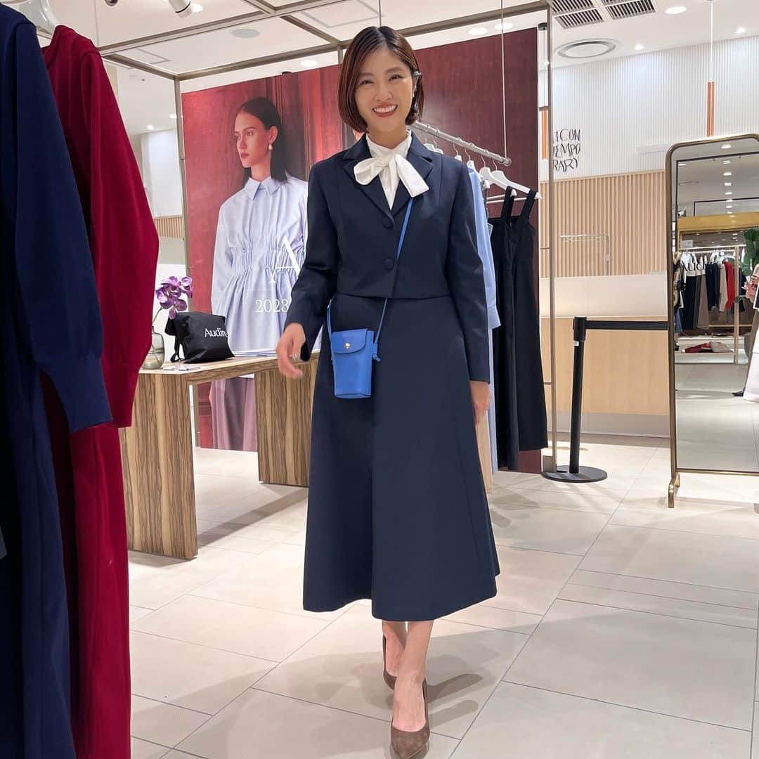 岩本乃蒼のインスタグラム：「Audire POP UPも最終日✨ ⁡ 週末行われたトークセッションでは 笹崎アナにカラー診断してもらった コーディネートをご紹介したり、 店頭にきてくださった方とお話できたり、 久々の“アナウンサーモード”で 心地よい緊張感を味わいながらも 楽しく参加させていただきました👗 ⁡ なかには学生さんもいて 「研究がんばりましょね〜」なんて話も✏️ 大学院でのことを気に掛けてくださる方もいて、 時折ですがシェアしていこうとおもいます😉 ⁡ #Audire #ntv_product #POPUP  #ブルベ冬 #イエベ秋 ⛄️🍁 ============ “Audire”=アウディーレは 日本テレビアナウンサーの声からうまれた アパレルブランドです. @audire_official」