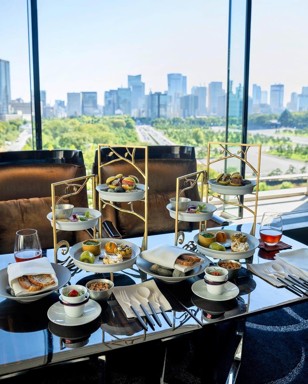 Palace Hotel Tokyo / パレスホテル東京さんのインスタグラム写真 - (Palace Hotel Tokyo / パレスホテル東京Instagram)「ラウンジバー プリヴェのアフタヌーンティー“テール エ メール”で上質なひとときを。 隣接するフランス料理 エステールのシェフ 小島 景が自ら地元・鎌倉の市場で選定した新鮮な野菜を用いたセイボリーや、繊細で愛らしいスイーツはまるでレストランでの体験を凝縮したかのよう。  目の前に広がる丸の内の景色を眺めながら、ここでしか味わうことのできない品々をご堪能ください。  ※仕入れの都合によって内容が変更になる場合がございます。  At Lounge Bar Privé, the 'Terre et Mer' afternoon tea presents savory dishes crafted from fresh Kamakura vegetables, complemented by tantalizing desserts.   ※Menu subject to change based on availability  #PalaceHotelTokyo #パレスホテル東京」10月3日 11時02分 - palacehoteltokyo
