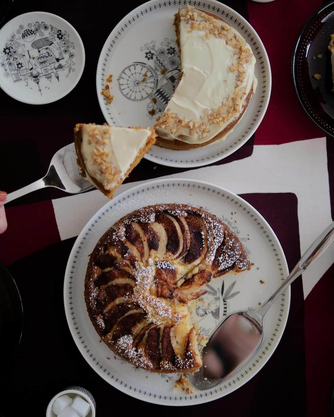 のインスタグラム：「ティータイムの時に 激愛用中のケーキリフター。  最近、ケーキを2つ焼く機会が 何度かあり、その度にもう1本 あったらなあと思っていたので、 遂に2本目を買ってしまいました。  周りのスタッフからはあまり 共感を得られなかったけれど、 フィンランドではケーキが 複数個出てくることもよくあるし、 ケーキリフター2本持ちは案外 珍しい事ではないんじゃ？と思い、 フィンランドの友人に聞いてみたら、 「確かに持ってる人もいるかも。 そういえば私も2本持ってるし、 母は3本持ってた。」という回答。 なんと3本持ちの人もいるようです。  もちろん3本持ちの人なんて そうそういるわけではないと思い ますが、今まで自分が撮った写真を 見返してみたらリフター所持率は やっぱり高い。家族が多い人でも 一人暮らしでも、ケーキの横には ケーキリフターが添えてあります。  でも、そのことについて尋ねると、 確かにそんな気がする、という 返事が返ってくることが多いです。  きっとケーキリフターは フィンランド人にとって特別な物 でもなんでもなくて、日本でいう 菜箸的な存在なんじゃないかなと 思っています。  スコープ 松尾  #scope_japan #savonia #ケーキリフター再入荷しました #エミリアは10月18日発売予定」