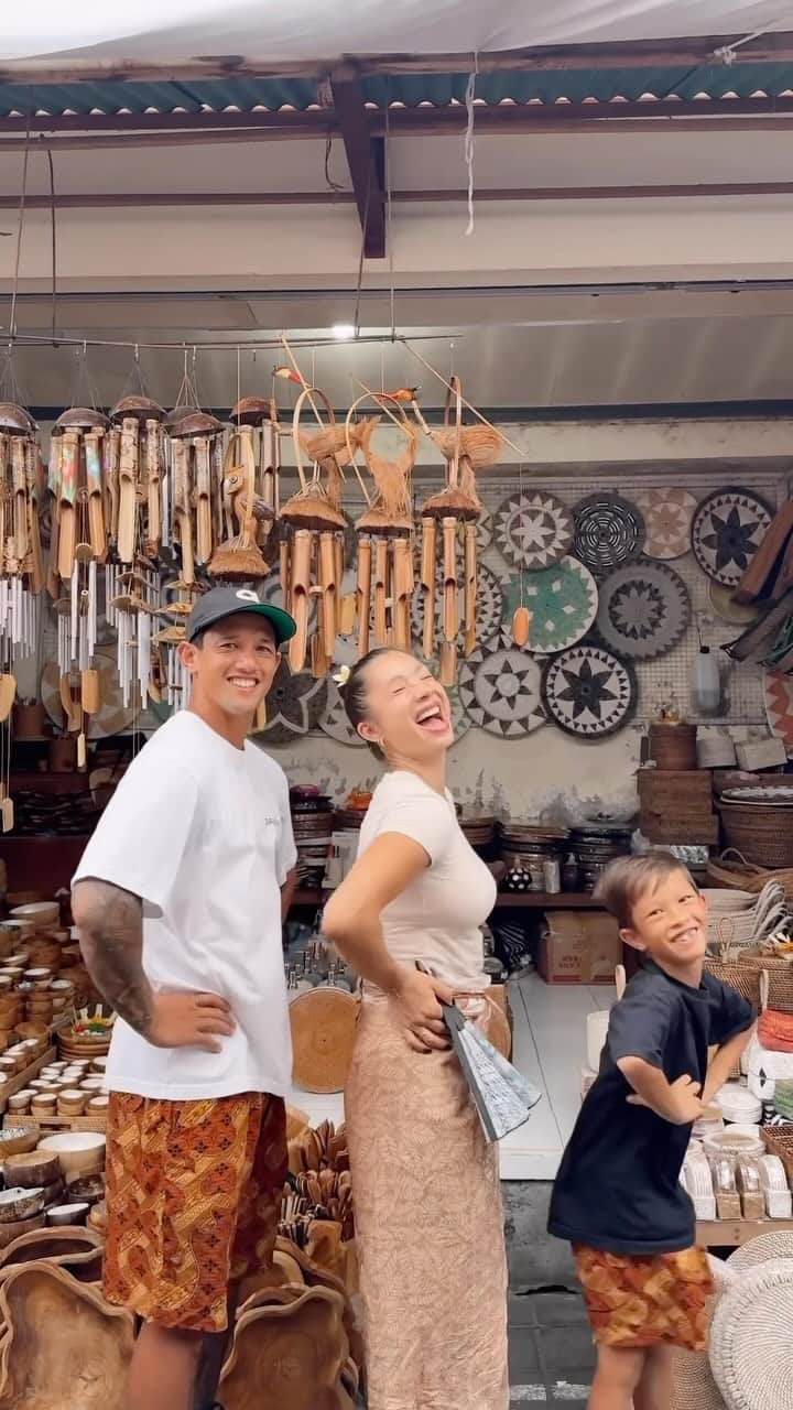 Jennifer Bachdimのインスタグラム：「Strolling around Ubud market be like… 🥹🙈🤣 #teamBachdim」