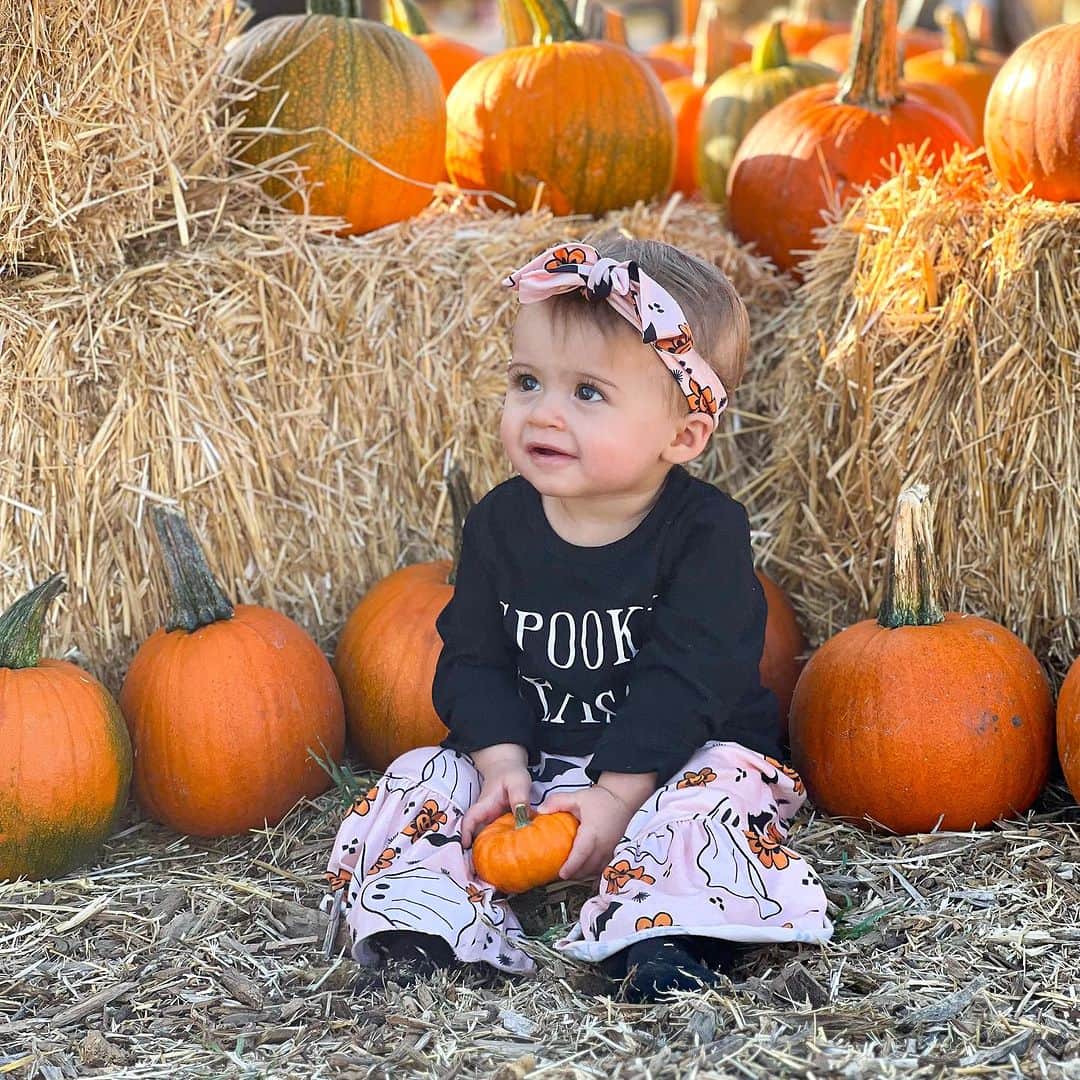 シャネル・ウエスト・コーストさんのインスタグラム写真 - (シャネル・ウエスト・コーストInstagram)「We went to the pumpkin patch for @bowiebreeze first time! It’s officially #spookyseason 🎃👻🧡Fave 1-5?」10月3日 10時59分 - chanelwestcoast