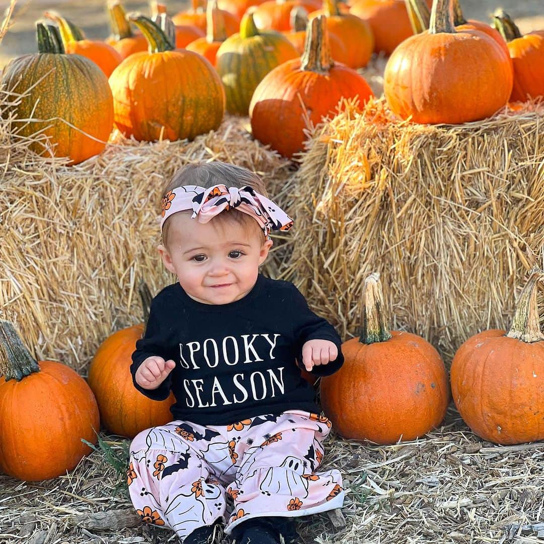 シャネル・ウエスト・コーストさんのインスタグラム写真 - (シャネル・ウエスト・コーストInstagram)「We went to the pumpkin patch for @bowiebreeze first time! It’s officially #spookyseason 🎃👻🧡Fave 1-5?」10月3日 10時59分 - chanelwestcoast