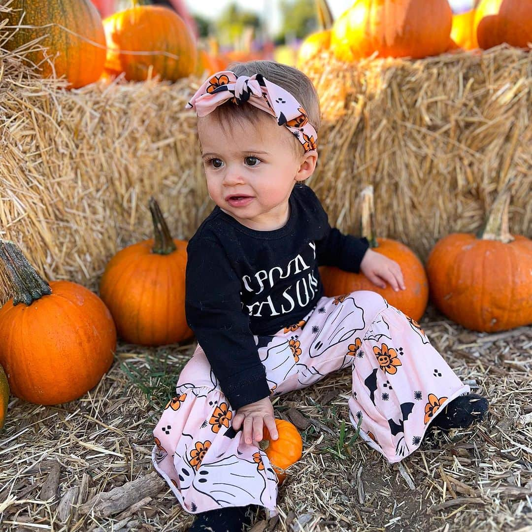 シャネル・ウエスト・コーストさんのインスタグラム写真 - (シャネル・ウエスト・コーストInstagram)「We went to the pumpkin patch for @bowiebreeze first time! It’s officially #spookyseason 🎃👻🧡Fave 1-5?」10月3日 10時59分 - chanelwestcoast