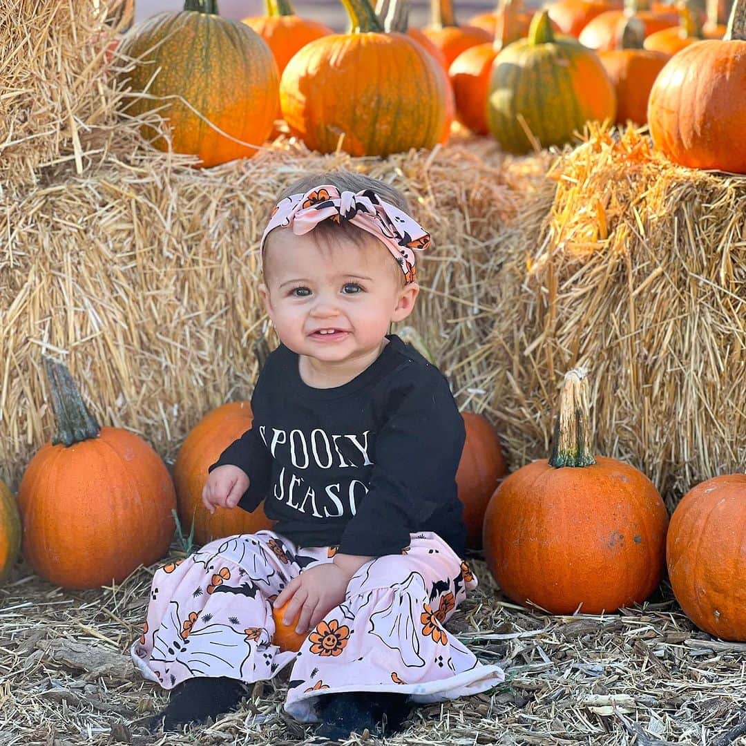 シャネル・ウエスト・コーストさんのインスタグラム写真 - (シャネル・ウエスト・コーストInstagram)「We went to the pumpkin patch for @bowiebreeze first time! It’s officially #spookyseason 🎃👻🧡Fave 1-5?」10月3日 10時59分 - chanelwestcoast