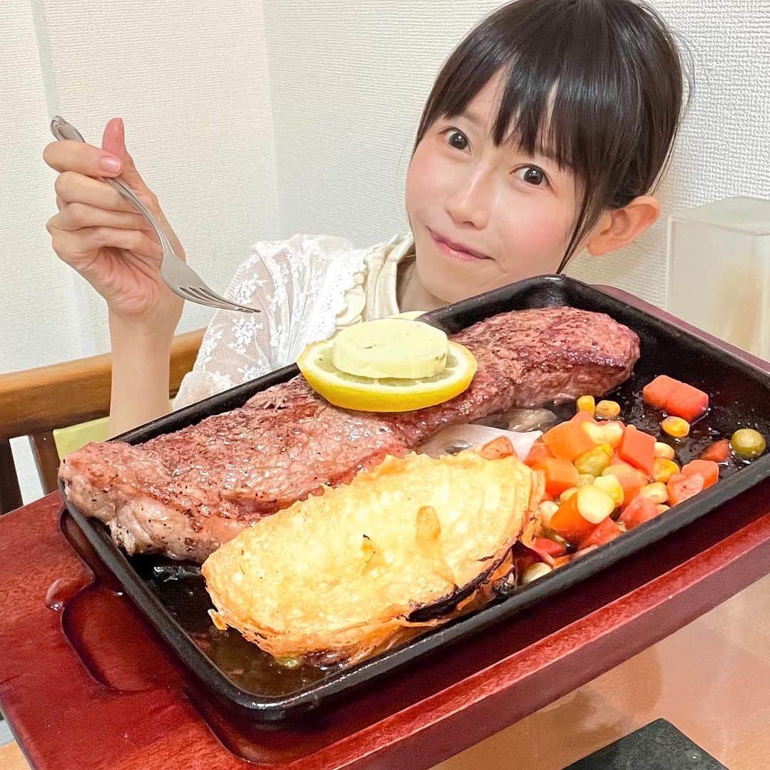 おごせ綾のインスタグラム：「このステーキが、お手頃価格で食べられちゃうんです！😳  しかも深夜に‼  新潟豊栄の人気店、「ビッグワン」さん✨  沖縄では「シメのステーキ」という文化があるそうですが、新潟でも豊栄にあるんです😂  カレー🍛ハンバーグ、ピザ🍕なんでも美味しい✨  @toyosakabigone  @mokushokuniigata  #ビッグワン  #ステーキ #新潟 #グルメ #おごせ綾  #大食い」
