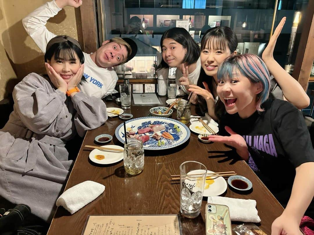 ななえ（キラキラ関係）のインスタグラム：「男女コンビネタライブ「NANNYO」でした🕺🏻💃🏻 楽しかったにょ💐 おばあちゃんが楽屋で旦那さんとの惚気話？してくれて、結婚もええなぁ〜となった。。👰🏻‍♀️ 出来ねぇけどよ🚬  終わりでEverybody、森本サイダー君、河邑ミクちゃん、ななえで軽打ち上げ🍻 これまた最高で癒されました◎ 色々な所でお笑いやって来て、お江戸にて再び巡り逢える幸せよ。。  秋もエンジョイするど🍂  #冬が来る前に」