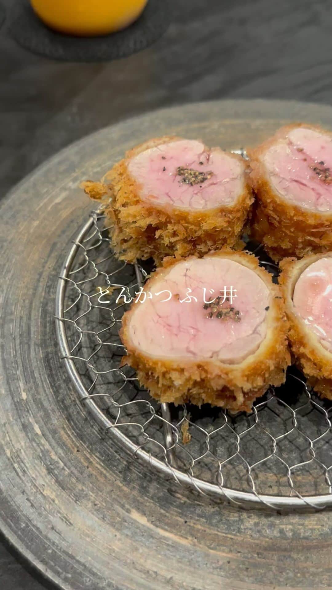 "TERIYAKI" テリヤキ編集部のインスタグラム：「大阪市旭区、千林駅からほど近い「とんかつふじ井」は、フレンチシェフからとんかつ職人に転身した店主が営む、カウンター7席のとんかつ屋です。  提供されるとんかつは、千葉県産の林SPや岩手県産の岩中豚、さらにはTOKYOXという銘柄豚を使用。ヒレ肉やササミも日によって仕入れが異なるそうで、その都度、最適な火入れで丁寧に仕上げられた逸品を味わうことができます。  大阪のとんかつ屋の中では間違いなくトップクラスと自信を持ってオススメできます。「とんかつふじ丼」は東京の名店にも劣らない品質を誇ります。ランチタイムは60分制、ディナータイムは90分制となっており、ゆったりと美味しいとんかつを堪能できます。  さらに、定食メニューの他にもヒレカツやメンチカツを追加で注文することが可能です。特にヒレとササミは絶妙な火入れ加減が自慢で、ぜひ試してみてください。  予約は店の公式LINEから手軽に行えます。僕自身も、 1人でLINEから当日予約を入れることができました。 美味しいとんかつを求める方には必見のお店です！  ​⁠#とんかつふじ井 #大阪グルメ #とんかつ #tonkatsu」