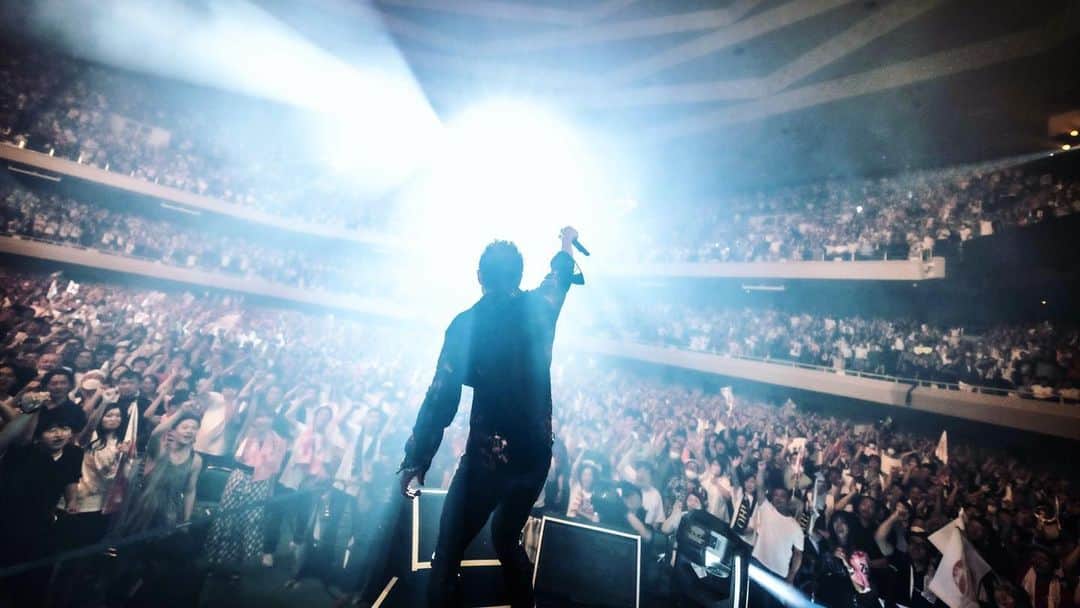 市原隼人のインスタグラム：「『Concert Tour 2023 OH!』が終結した。  楽屋からステージが終わるまで誰よりも近い場所で剛さん撮り続けた。自分の事なんか何も考えず、日々燃え尽きるまで身を削り追いかけた…。 色々な事を学び、様々な事を考えさせていただきました。  悦に入ることなく、満身創痍になるまで己の全てをステージに捧げ、自身と向き合いお客様の為に妥協なく努める背中はでかかった。  どんな時も愛情でツアークルーを包み、全ての公演後、オールスタッフに向かい深々と頭を下げる姿に涙が出た。 直向きに音楽と向き合い、本気で人間と向き合い、時代と向き合い、命と向き合うアーティストは他にはいないと思う唯一無二の存在です。  俺はもうこんな人に逢えない気がすると思ったら、急にツアーの最終日寂しくなってきた。 理不尽な世の中の矛盾や嘘にのみこまれ何も信じられなくなっていた自分に希望を見せてくれた。  こんなにも全てをさらけ出し、腹から笑えて、喜びや悔しさや怒りや優しさを心から共有できる人に始めて出逢えた  いつも、目に見えない大切なものをくださり感謝しきれません。  …そんな人がアジアに目をむけて動き出した。 来年、アジアツアーが始まる。 他のアーティストが行うのとは訳が違う程に覚悟が必要な事。さらには2年後、桜島でラストステージになるやもしれない大規模なステージを掲げた。  これは革命の狼煙だ。  新たなステージが始まった…。  もちろん燃え尽きるまで撮り続ける。 #長渕剛」