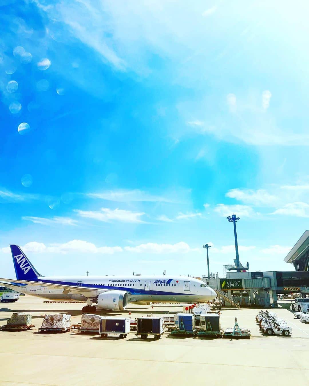 黒田啓蔵のインスタグラム：「お疲れ様です。 只今、機内です。  これから仕事で韓国の釜山へ  行って来まーす。😊😃  素敵で楽しい仕事になりますように、😊😃  #今日 #朝から #成田空港 #韓国#釜山  #釜山国際映画祭 #レッドカーペット」