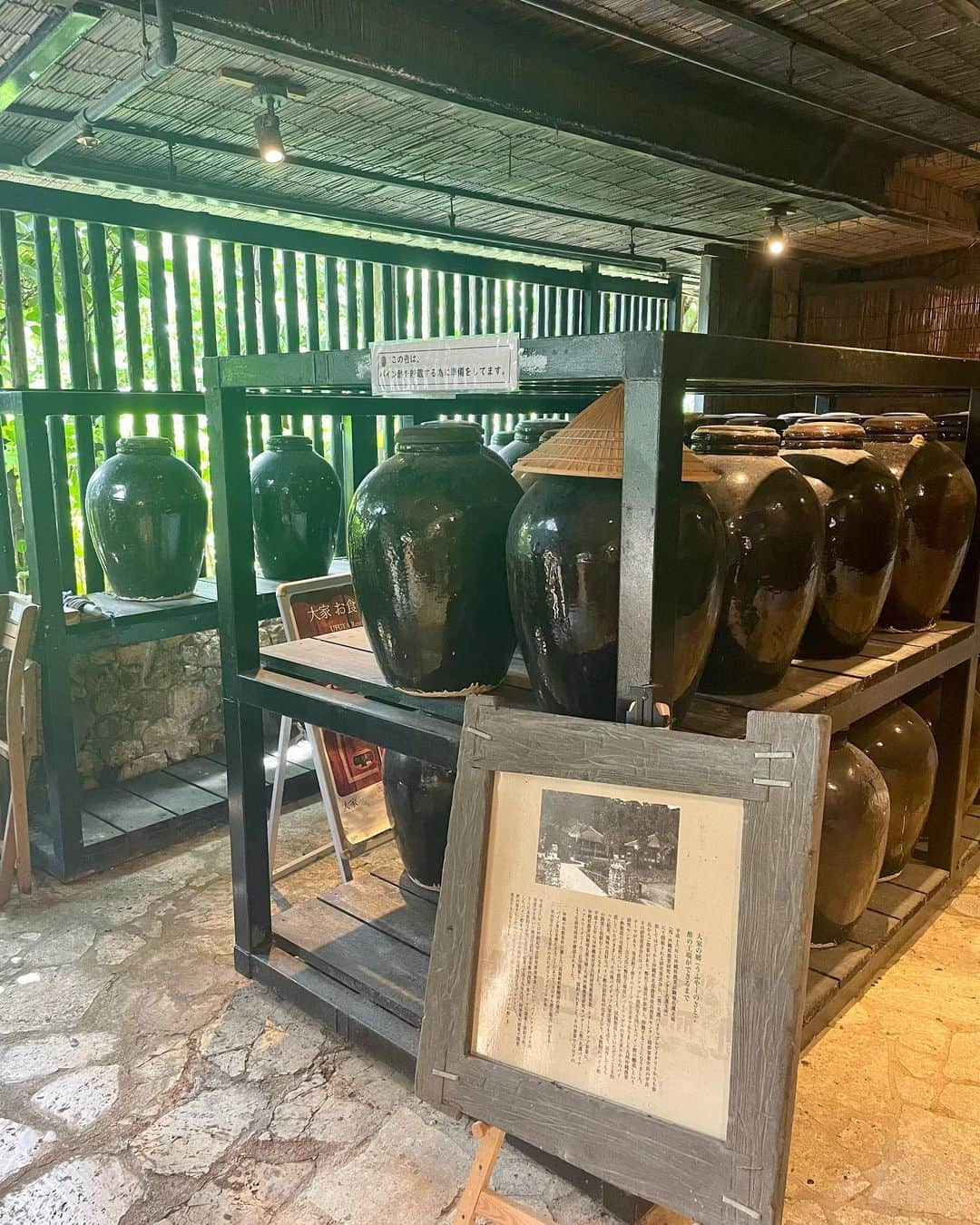 箕輪玖美さんのインスタグラム写真 - (箕輪玖美Instagram)「大家（うふやー）🍜 @ufuya.okinawa  ・ ・ 名護にある沖縄そばと琉球料理の店✨ 100年以上前の琉球古民家を3件移築・復元された敷地はとーっても広いの😊 ・ ・ 入り口から5分位歩くとお店に到着🚶 店内には店内席とテラス席があるので、迷わずテラス席へ♪ ・ ・ メニューも豊富で、沖縄そば、琉球料理、豚しゃぶ等々😍 私はランチタイムに伺ったので、大家そばセット（そばとジューシー（沖縄の炊き込みご飯）のセット）&オリオンビールを頂きました😋💕 ・ ・ タイムスリップした様な雰囲気の中で沖縄気分満喫ランチ✨ 食後に広大な庭園を散歩してゆっくり楽しむのもオススメです😉  大家（うふやー）🍜 http://ufuya.com/ ⭐️沖縄県名護市中山90 ⭐️TEL： 0980-53-0280 ⭐️営業時間 【 ランチ 】11:00～16:00 【 ディナー 】18:00～21:00  @okinawa_pineapple   #okinawa  #大家  #沖縄そば #ソーキそば#ジューシー #オリオンビール #琉球料理 #琉球古民家 #沖縄北部の遊び場 #名護 #沖縄北部 #PR #沖縄大好き #別荘ライフ #サードハウス #アラフィフ女子 #アラフィフコーデ #ラルフローレン#箕輪玖美」10月3日 11時17分 - kumi.111