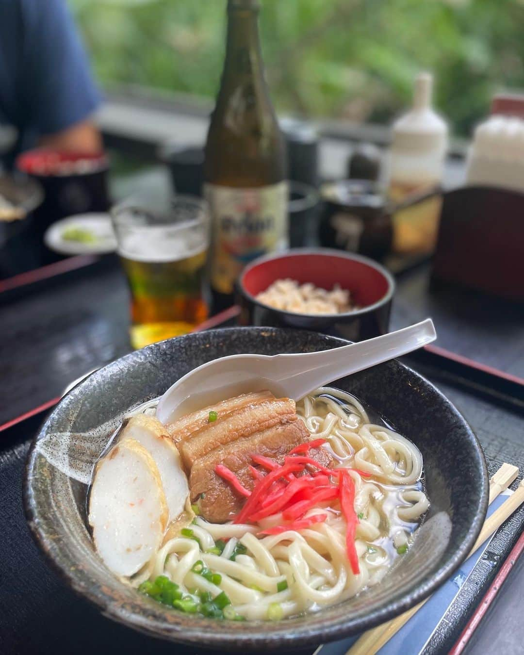 箕輪玖美さんのインスタグラム写真 - (箕輪玖美Instagram)「大家（うふやー）🍜 @ufuya.okinawa  ・ ・ 名護にある沖縄そばと琉球料理の店✨ 100年以上前の琉球古民家を3件移築・復元された敷地はとーっても広いの😊 ・ ・ 入り口から5分位歩くとお店に到着🚶 店内には店内席とテラス席があるので、迷わずテラス席へ♪ ・ ・ メニューも豊富で、沖縄そば、琉球料理、豚しゃぶ等々😍 私はランチタイムに伺ったので、大家そばセット（そばとジューシー（沖縄の炊き込みご飯）のセット）&オリオンビールを頂きました😋💕 ・ ・ タイムスリップした様な雰囲気の中で沖縄気分満喫ランチ✨ 食後に広大な庭園を散歩してゆっくり楽しむのもオススメです😉  大家（うふやー）🍜 http://ufuya.com/ ⭐️沖縄県名護市中山90 ⭐️TEL： 0980-53-0280 ⭐️営業時間 【 ランチ 】11:00～16:00 【 ディナー 】18:00～21:00  @okinawa_pineapple   #okinawa  #大家  #沖縄そば #ソーキそば#ジューシー #オリオンビール #琉球料理 #琉球古民家 #沖縄北部の遊び場 #名護 #沖縄北部 #PR #沖縄大好き #別荘ライフ #サードハウス #アラフィフ女子 #アラフィフコーデ #ラルフローレン#箕輪玖美」10月3日 11時17分 - kumi.111