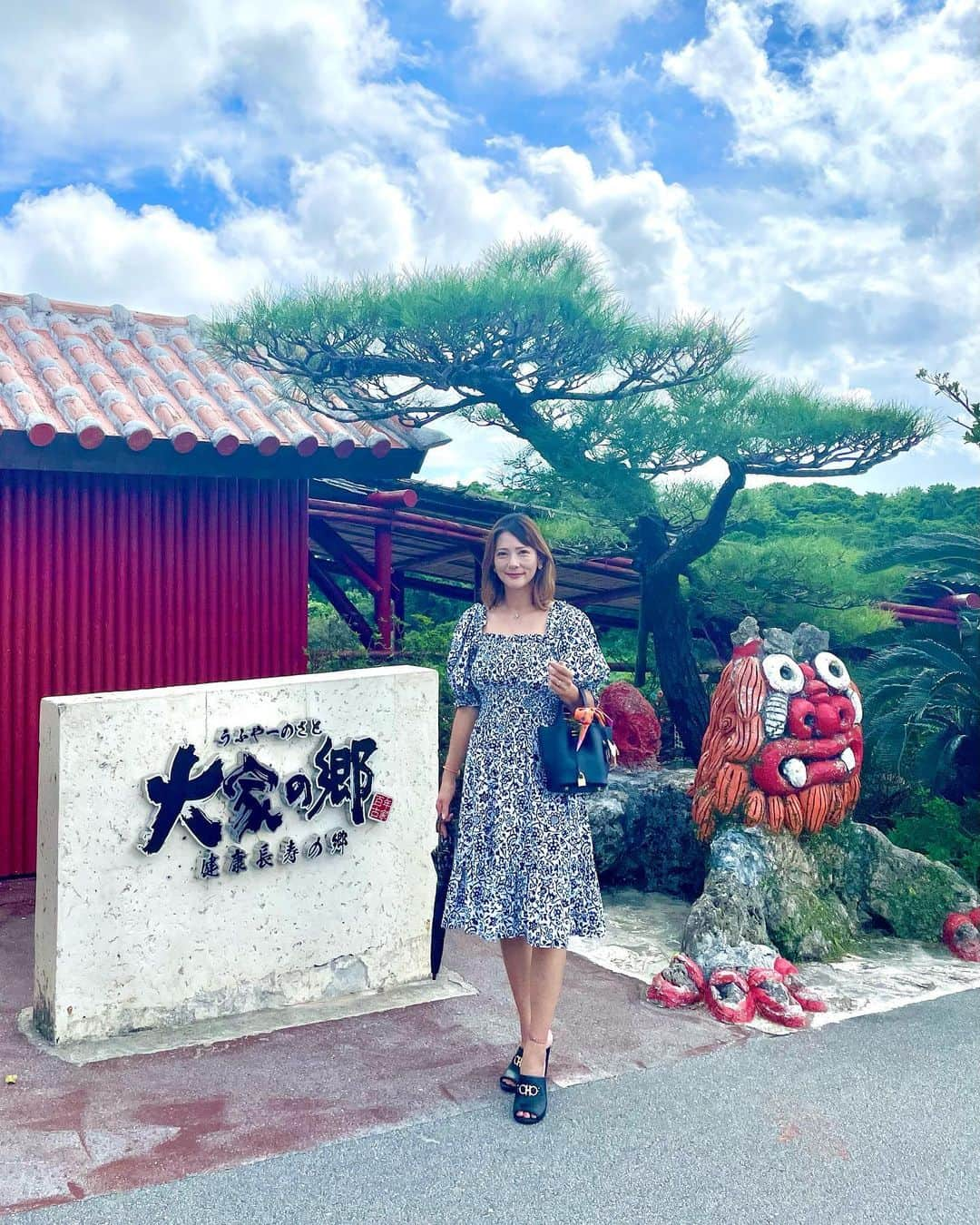 箕輪玖美のインスタグラム：「大家（うふやー）🍜 @ufuya.okinawa  ・ ・ 名護にある沖縄そばと琉球料理の店✨ 100年以上前の琉球古民家を3件移築・復元された敷地はとーっても広いの😊 ・ ・ 入り口から5分位歩くとお店に到着🚶 店内には店内席とテラス席があるので、迷わずテラス席へ♪ ・ ・ メニューも豊富で、沖縄そば、琉球料理、豚しゃぶ等々😍 私はランチタイムに伺ったので、大家そばセット（そばとジューシー（沖縄の炊き込みご飯）のセット）&オリオンビールを頂きました😋💕 ・ ・ タイムスリップした様な雰囲気の中で沖縄気分満喫ランチ✨ 食後に広大な庭園を散歩してゆっくり楽しむのもオススメです😉  大家（うふやー）🍜 http://ufuya.com/ ⭐️沖縄県名護市中山90 ⭐️TEL： 0980-53-0280 ⭐️営業時間 【 ランチ 】11:00～16:00 【 ディナー 】18:00～21:00  @okinawa_pineapple   #okinawa  #大家  #沖縄そば #ソーキそば#ジューシー #オリオンビール #琉球料理 #琉球古民家 #沖縄北部の遊び場 #名護 #沖縄北部 #PR #沖縄大好き #別荘ライフ #サードハウス #アラフィフ女子 #アラフィフコーデ #ラルフローレン#箕輪玖美」