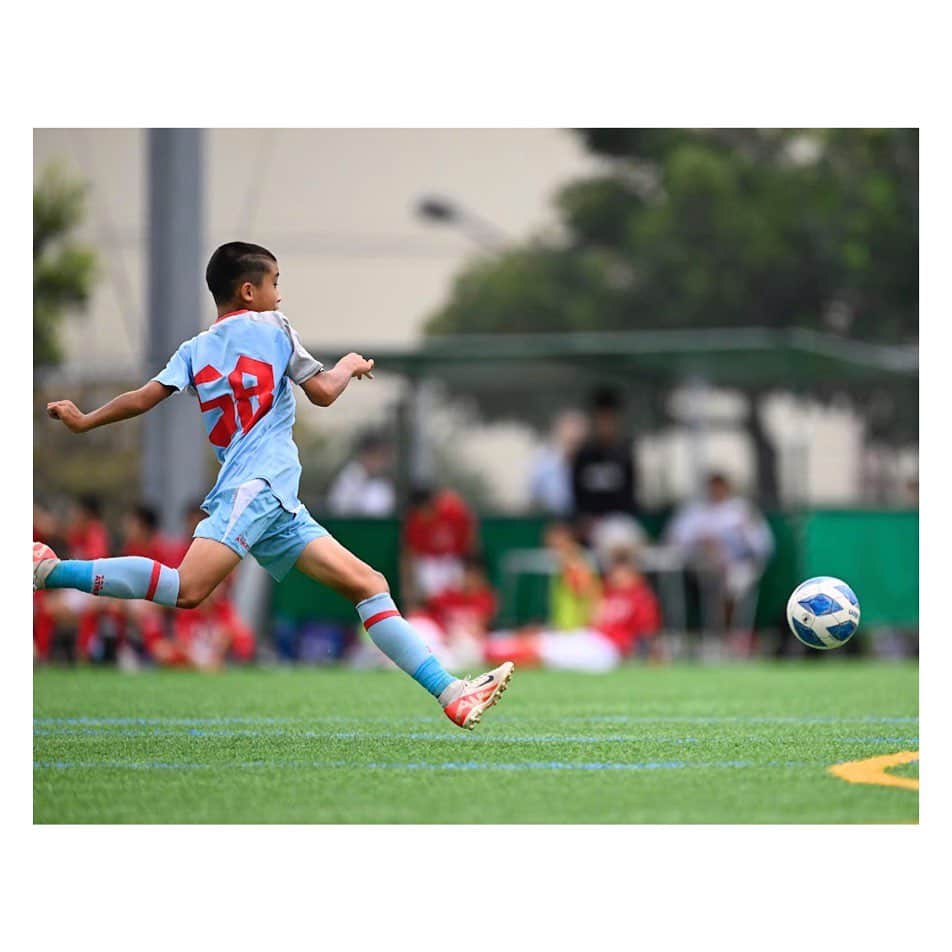 笹峯愛のインスタグラム：「デデ様、相変わらずの姿です。  新しくチームに入ったサッカー仲間のパパとママが 写真や動画を撮ってくれる方で有り難い限り。  母も相変わらず人様頼りです。  なんだかバタバタしていて 試合を観に行けていなかったのですが、久々に大会予選を観戦。  このところチームの試合結果が良い感じで プレーを見ていても、その結果がわかる様な運び。  個人的なレベルアップもあるのだろうけど  みんながまとまってきていてベクトルが見える動きに感動。  そうなると、デデ様の決定力不足が気になる父と母（笑）  いや、褒めて伸ばそう。 練習あるのみだものね。  高学年にもなると、レベルが高くなって そうそう簡単にはいかない中、どうしていくか…。  見応えある試合を観せてくれる子供達には、いつも感謝です。  ------------------------------  2試合目を終えたあと、走ってきて 「指、やった」と。  右手の小指が腫れて曲がってる？！  残りの試合3つを仲間に託して、救急へ。  幸い、折れてはいなかったし 予選も全勝で通過。  安心してください、サッカーも宿題もできますよ…な10月スタートとなりました。」