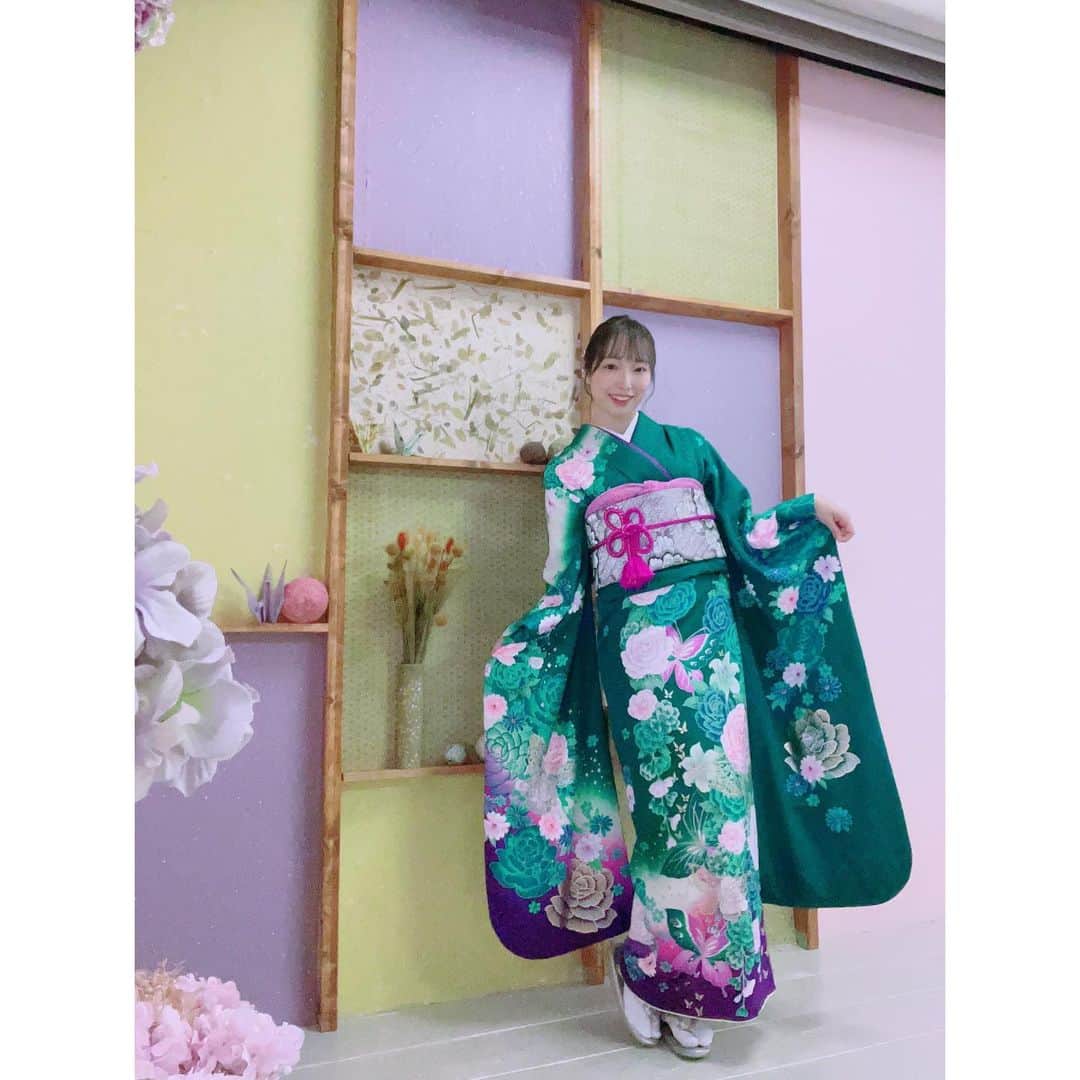 有明ゆなさんのインスタグラム写真 - (有明ゆなInstagram)「群馬県太田市にある @studiomax.ota_official さんに 伺ってきました🥴✌️ . スタジオマックスさんには 本当にお世話なってるので どこの店舗に伺っても 楽しみにしてくださっていて ゆなもとっても楽しい時間💗 . 太田店さんは 撮影スポットの種類が豊富で 振り袖撮影も ドレス👗も どちらでもバリバリ撮影できる！ そんなイメージでした✨ 店舗のInstagramをみたら ドレス写真もちらほらあったので やはり🥹✌️と思った💚 . まだ載せきれてない 撮影スポットがあるぐらい！ 広かったです🫧 . スタッフの方も 「褒めすぎでしょー！！」 ってぐらい褒めてくれるので きっと撮影のとき 緊張してるお客さんを 和ませてるんだな〜✨ ってみえた🥹👍 . 撮影風景や 自撮りなどは 次の投稿でアップ👆 . . . . PR @studiomax.ota_official #スタジオマックス #振袖レンタル #振袖撮影 #撮影スタジオ #群馬フォトスタジオ」10月3日 11時21分 - ariake_yuna