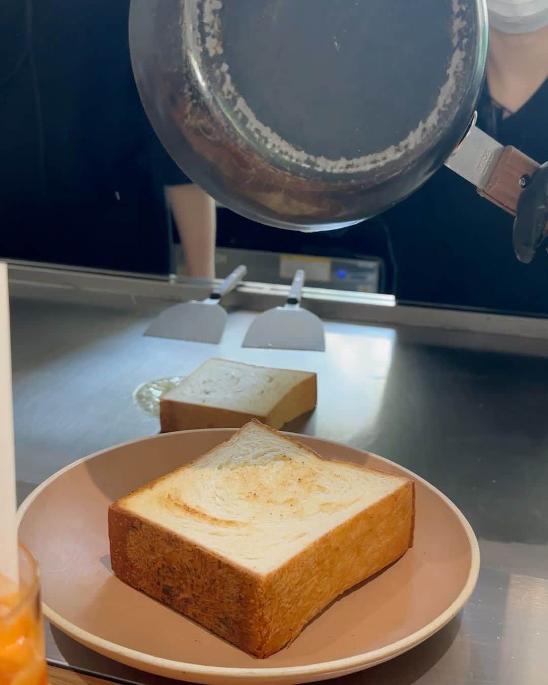 Ivyのインスタグラム：「@lowidecoffee 압구정점에서 치즈토스트🍞」