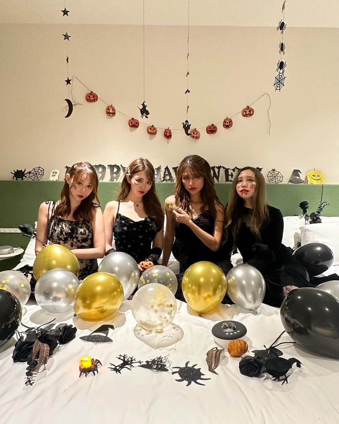 ayaさんのインスタグラム写真 - (ayaInstagram)「＼Halloween party🎃／ ⁡ ひと足お先にハロウィンしたよ🖤😈 ⁡ ちゃんとこうやって仮装するの何年ぶりやろ😂 みんなの服も小物もぜんぶSHEINで可愛かった🕯️ ⁡ @sheinofficial @shein_us  ⁡ 私のワンピース👗商品ID【12602060】 ⁡ 買い物時にクーポンコード→aya1520入力すると 5,999円まではセール価格より15%OFF、 6,000円以上は20%OFFになるよ💕 ⁡ ハロウィングッズもお安くゲットできるので ぜひお得に買い物してみてね〜🛍️🥰 ⁡ ⁡ #AD#SHEINコーデ #SHEIN #SHEIN購入品 #OOTD #ハロウィン#コスプレ#ハロウィンパーティー#ハロウィンコスプレ #SHEINanniversary #saveinstyle#SHEINforAll」10月3日 11時22分 - aya.v_v.ka