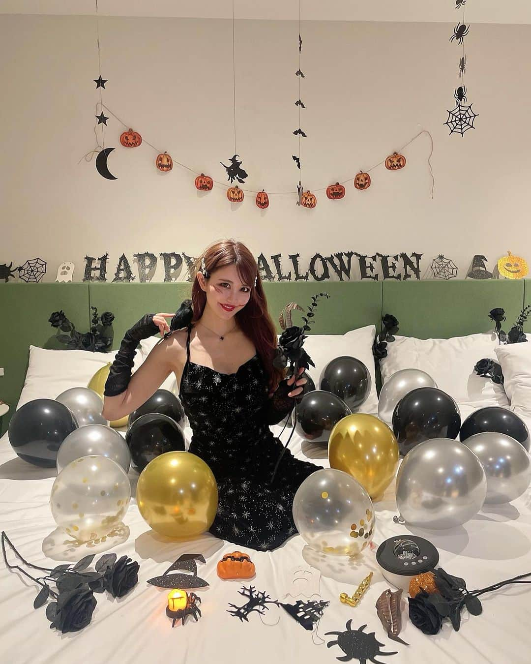 ayaさんのインスタグラム写真 - (ayaInstagram)「＼Halloween party🎃／ ⁡ ひと足お先にハロウィンしたよ🖤😈 ⁡ ちゃんとこうやって仮装するの何年ぶりやろ😂 みんなの服も小物もぜんぶSHEINで可愛かった🕯️ ⁡ @sheinofficial @shein_us  ⁡ 私のワンピース👗商品ID【12602060】 ⁡ 買い物時にクーポンコード→aya1520入力すると 5,999円まではセール価格より15%OFF、 6,000円以上は20%OFFになるよ💕 ⁡ ハロウィングッズもお安くゲットできるので ぜひお得に買い物してみてね〜🛍️🥰 ⁡ ⁡ #AD#SHEINコーデ #SHEIN #SHEIN購入品 #OOTD #ハロウィン#コスプレ#ハロウィンパーティー#ハロウィンコスプレ #SHEINanniversary #saveinstyle#SHEINforAll」10月3日 11時22分 - aya.v_v.ka