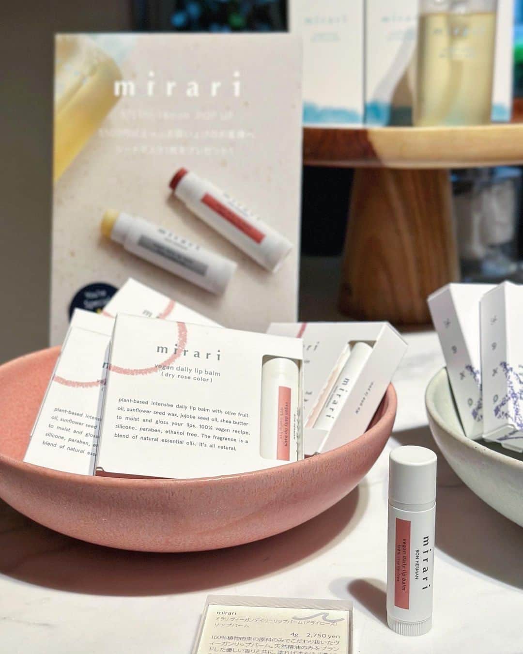 のインスタグラム：「大好きな ヴィーガンコスメブランド mirariから新アイテムが💕 @mirari_cosmetics   ✔︎conditioning gel serum wash 美容液で洗うという新感覚の洗顔＆メイク落とし🫧  ジェルのようなテクスチャーで 水を少量加えてから手で泡立てて使います👐🏻  W洗顔不要なのにつっぱり感もなく 毛穴汚れをお掃除して保湿、美容成分まで 閉じ込めてくれる優秀アイテム。  9つのフリー処方、天然の香りも心地よい🌿  ✔︎Vegan Daily Lip Balm ロンハーマンと共同開発したヴィーガンリップ💄  リップって知らず知らずのうちに口に入ってしまうので ここ最近はなるべく使うものにこだわっています🕊️  オリーブ果実油、シアバター、ホホバオイル セラミドなど保湿成分もたっぷりで、 次世代レチノールとして注目のバクチオールも配合。  クリアと少し血色もプラスしてくれる 天然色素を使ったDry Roseの2種類🥀  なんとチークにも使えちゃって デイリー使いしやすいアイテム♡  シートマスクから始まって 今ではすっかりmirariの虜です🫶🏻  #mirari」