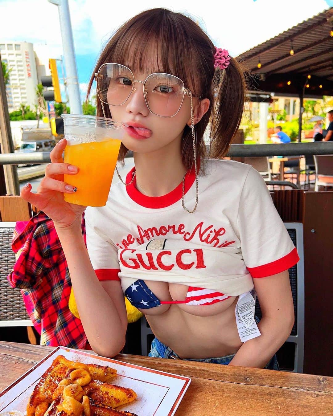 みもれもんのインスタグラム：「I dressed up in a unique outfit and tried the famous pancake-like food ＼(^ω^)／Sweet breakfast is the best🥰🩷？  おはレモン〜🍋🌈 個性的な格好をして名物のパンケーキっぽい🥞 食べ物を食べてみました＼(^ω^)／  甘い朝ごはんは最高だね🥰🩷？  #グアム #アメリカ #bikini #gucci #fashion #cosplayer #guam #japanesegirl #みもれもん #Mimolemon  #japanesegirl #ショートヘア#ボブ #人像攝影 #日本的 #性感」