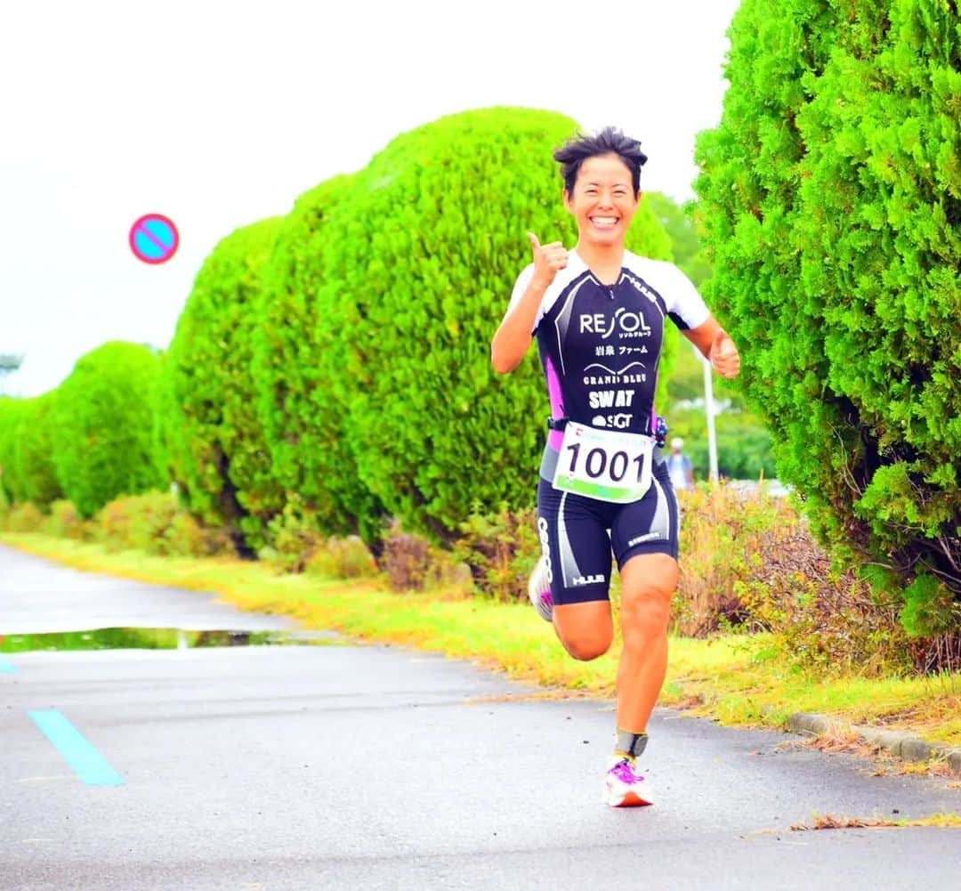 上田藍のインスタグラム：「. 🏃🏃🏃🏃🏃🏃✨  LAKE BIWA TRIATHLON.📷️ #haveafun🤗  🏃🏃🏃🏃🏃🏃🏃🏃✨  レイクビワトライアスロン大会のレース中の写真をいただきました🤗🎵  レース・リレーの部(20Kmランパート)では最後のランに移って頑張られている選手の皆さんや、沿道から声援を送って下さる方、ボランティアでサポートをしてくださっていた地元大学の学生の皆さんへ、お声掛けをさせてもらいながら走りました🏃💓  4Kmを5周回の往復で対面になるコースレイアウトだったので、沢山の方と何度も目が合いながらパワーのおくりあいができ、エネルギッシュに走りきることができました。とても楽しく、嬉しかったです🏃🏃🏃🎵  『ここからですよ～🔥』『頑張りましょ～💪』『ナイスラン🎵』etc...という投げかけに『おっしゃー❗』『ありがとう❤️』と応えてくださった皆さん、ありがとうございました🥰  走っている写真は、まさかのソロショットですが、コース上は本当に多くのトライアスロンを楽しむアスリートの皆さんや、支えるご家族、友人、恋人、ボランティア、マーシャル、大会スポンサーの皆さんで埋め尽くされていました💓  トライアスロンの歴史を築いてこられた先輩方、レジェンドアスリートの皆さん、ショートディスタンスで戦ってきた同世代の選手の皆さんとご一緒させていただき、お声掛け下さったCEEPO田中社長、ありがとうございました🌟  そして、今日から【アイアンマン70.3ランカウイ(10/7)】出場に向けて、マレーシアへ向かいます🇲🇾✨11月に出場をする【アイアンマン・コスメル🇲🇽】にむけて良いレース感を掴んできたいと思います💪応援を宜しくお願いします🤗🌿  それでは、いってきます✈️✨  #沢山の方とエナジーチャージ #それなのに写真はソロショット🤣 #パワーいただきました💓 #週末ランカウイで爆走してきます🇲🇾 #トライアスロン #上田藍 #感謝🌿」