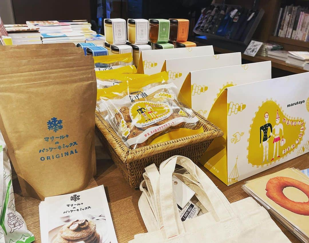 代官山 蔦屋書店　DAIKANYAMA T-SITEさんのインスタグラム写真 - (代官山 蔦屋書店　DAIKANYAMA T-SITEInstagram)「【フェア】甲斐みのり『朝おやつ』発売記念  "朝食後にちょっとつまみたいものもあれば、朝食代わりにしっかり食べたいものもある。それら「朝おやつ」は幸福な記憶の源であり、お守りであり、自分を奮い立たせてくれるスイッチとなる"  文筆家・甲斐みのりさんがこよなく愛する「朝おやつ」が沢山登場する新著。全国から、作り手の熱のこもった優しいお菓子や軽食が集いました。  本フェアでは、紹介されているお菓子のうちいくつかを展開いたします。  まるたやの「あげ潮」 大地のおやつ「玄米の五平餅」 マリールゥ「パンケーキミックス」 秋田屋「はちみつDAYS」  サイン入り・ポストカード付きの書籍も数量限定でご用意しております！  会期	2023年10月1日(日)～2023年10月19日（木） 時間	営業時間のとおり 場所	3号館1階旅行フロア  #朝おやつ #甲斐みのり #ミルブックス #大地のおやつ #はちみつdays #あげ潮 #玄米の五平餅 #マリールゥのパンケーキミックス #代官山蔦屋書店」10月3日 11時24分 - daikanyama.tsutaya