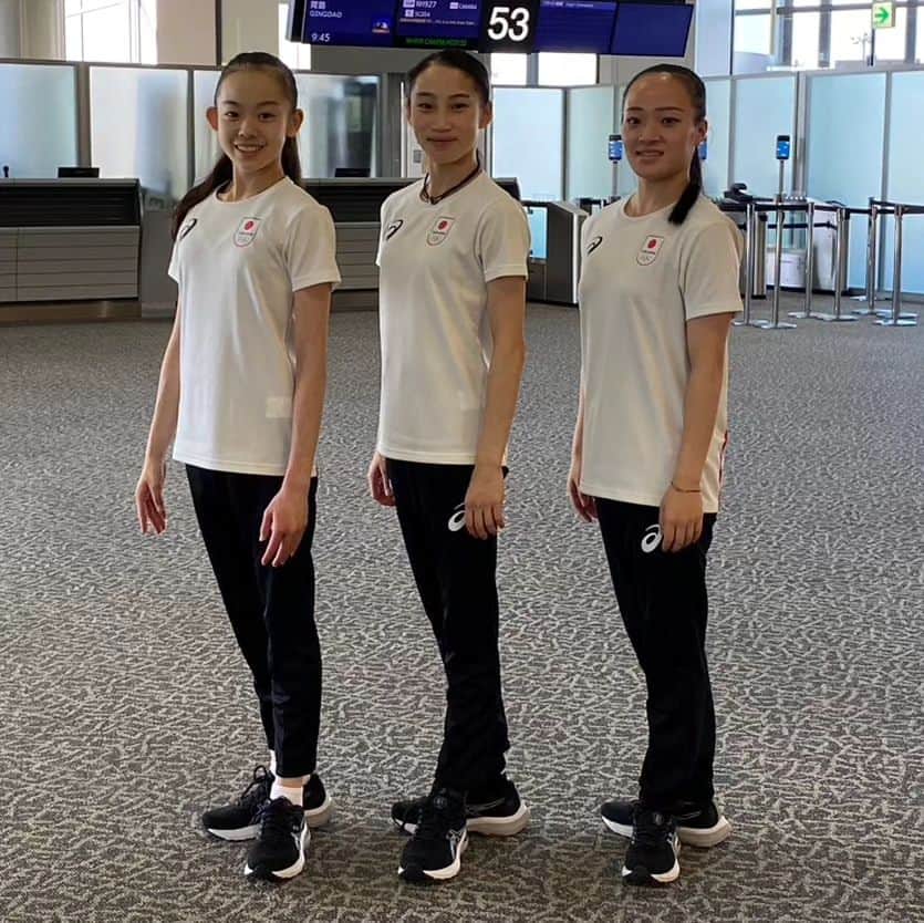 のインスタグラム：「#杭州アジア大会 #新体操 選手団、本日中国・杭州へ向けて出発です！🇨🇳  (左から) 鶴田芽生 海保結愛 松坂玲奈  応援よろしくお願いします🇯🇵  10月6日 個人総合予選・国別対抗決勝 10月7日 個人総合決勝  #体操ニッポン #AsianGames #teamjapan  @teamjapanjoc」