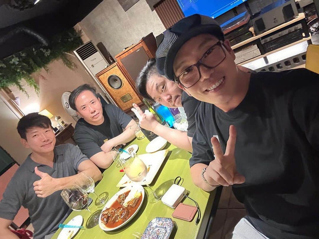 チャンミンのインスタグラム：「프로듀싱 맛집 theBsky&위대한 형제 용필이형 대박 나소서🔥 저희 팀을 애용 해 주셔서 감사합니다 (__) #김용필 #이창민 #위대한형제 #더비스카이 #프로듀서이창민 #theBsky」