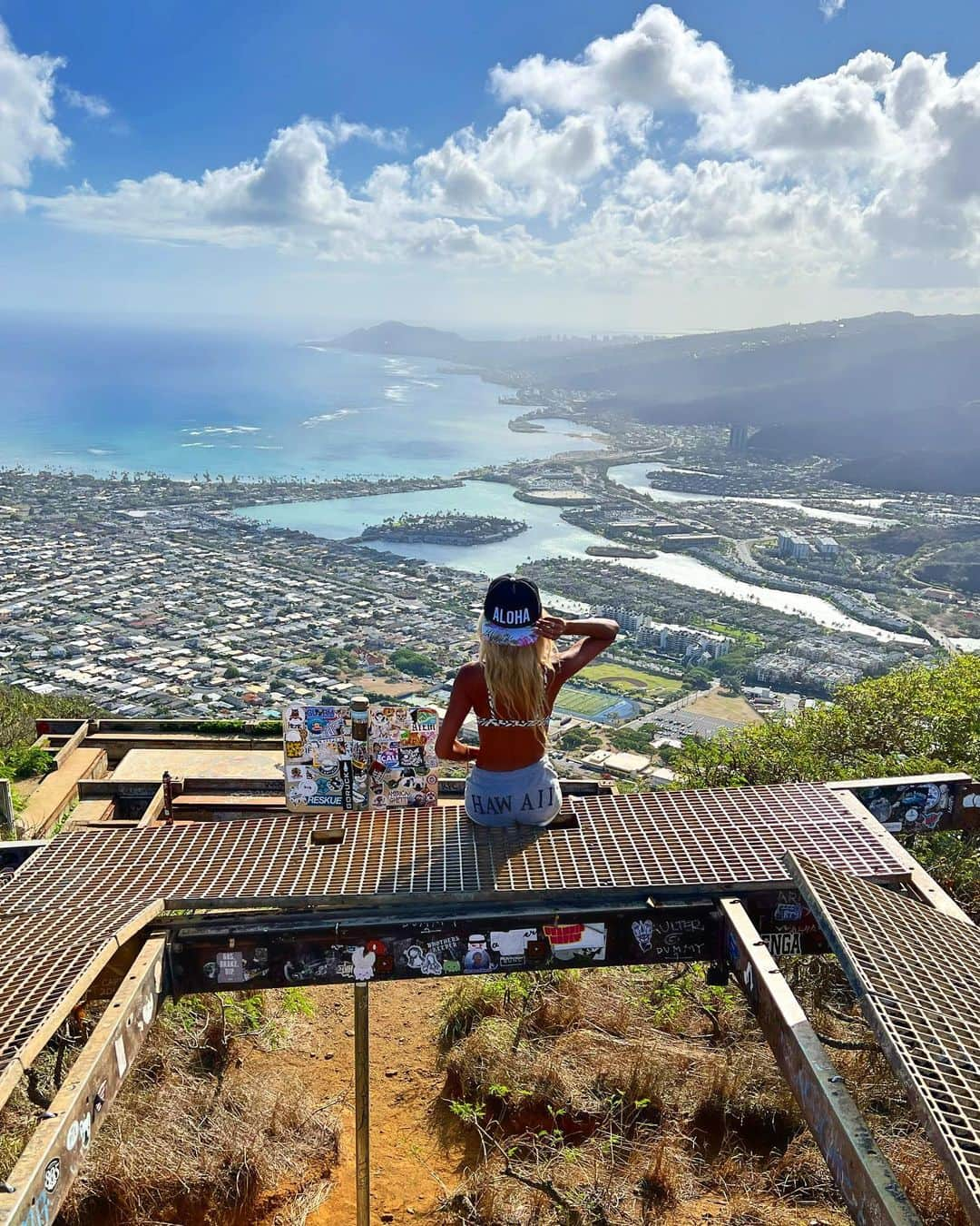 shihoのインスタグラム：「🤎⛰️🤎⛰️🤎 ・ 📍Koko Crater Trail ・ いつも見ている ダイヤモンドヘッドさまの姿とは また違う姿が見られる ココクレータートレイル。 ・ ダイヤモンドヘッドさま、 そしてワイキキの街も見える最高な景色たち。 ・ 後ろを見ると 東海岸沿いも一望でき、 ここは360度絶景が広がる最高すぽっと♡ ・ #hawaii#islandofoahu#oahu#ハワイ#trip #オアフ島#travel#loco_hawaii#travel_jp #funtorip#タビジョ#旅MUSE#genic_travel #genic_mag#たびねす#旅行#genic_hawaii #kokocraterrailwaytrail#kokocrater#beach #hiking#hike#ocean#view#sea#oahuhawaii #tabijyomap_hawaii#lealeahawaii#2023」