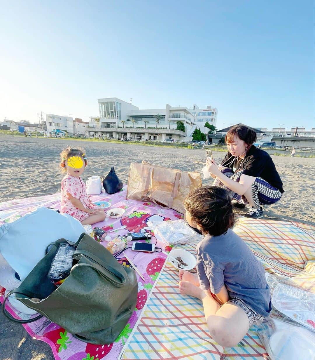 正田美里（みさみさ）さんのインスタグラム写真 - (正田美里（みさみさ）Instagram)「最後の最後に夏の思い出出来た!! 世手ちゃん家族と、なっちゃんとーーーー🏖  茅ヶ崎の8hotel ( @8hotel_chigasaki )へ!! 海までトゥクトゥクで送ってもらえて、海でBBQしたり花火したり🎆 娘はホテルのプールが楽しすぎたみたいで、帰ってきてからもずっとまたプール行きたいプール行きたいって言ってる🤭また来年かな。  よく考えたら、このメンバーでお泊まり初だった✨嬉しいな〜嬉しいなぁ〜  #夏の思い出 #楽しかった #また行きたい #BBQ最高」10月3日 11時45分 - misamisaupiupi