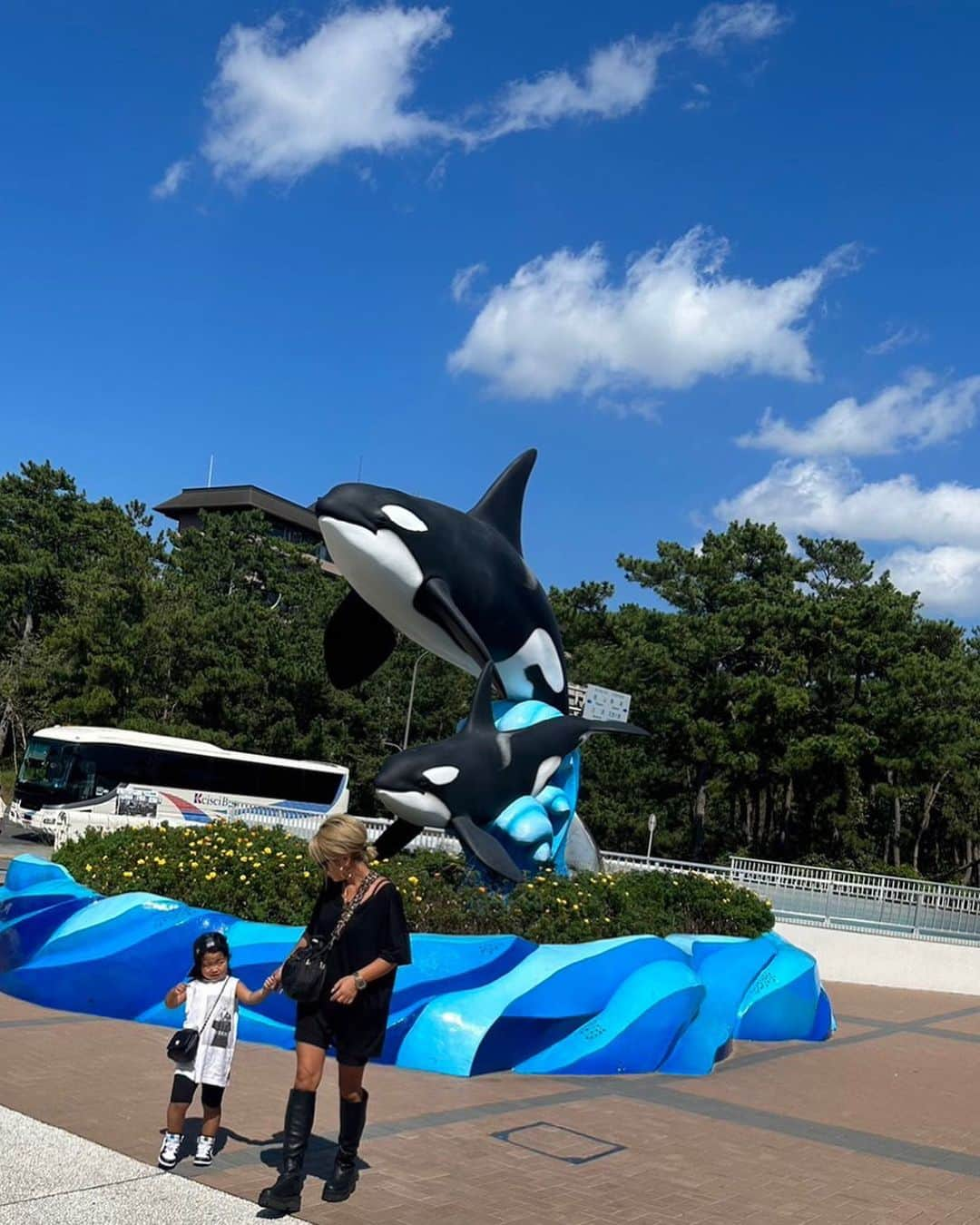 宮下美恵さんのインスタグラム写真 - (宮下美恵Instagram)「今日も天気良いね👍 この日も天気良かったな😍 けど、もう暑いのはとっくに飽きたよ💦昔とは違っておばさんにはね😅今日の気温の方が好き❣️  ただ、シャチのショーで頭からびしょ濡れになっても、すぐ乾いてくれたから、水族館はこの日に行って大正解🙌履いてたブーツが、長靴に見えたわww  #鴨川#鴨川シーワールド #水族館#千葉#おやこーで #三姉妹#三姉妹ママ #末っ子#金髪ショート #金髪ボブ #アラフォーコーデ #アラフォーママ #アラフォー女子 #高齢出産 #歳の差姉妹#低身長コーデ #153cmコーデ」10月3日 11時40分 - miemiyashita