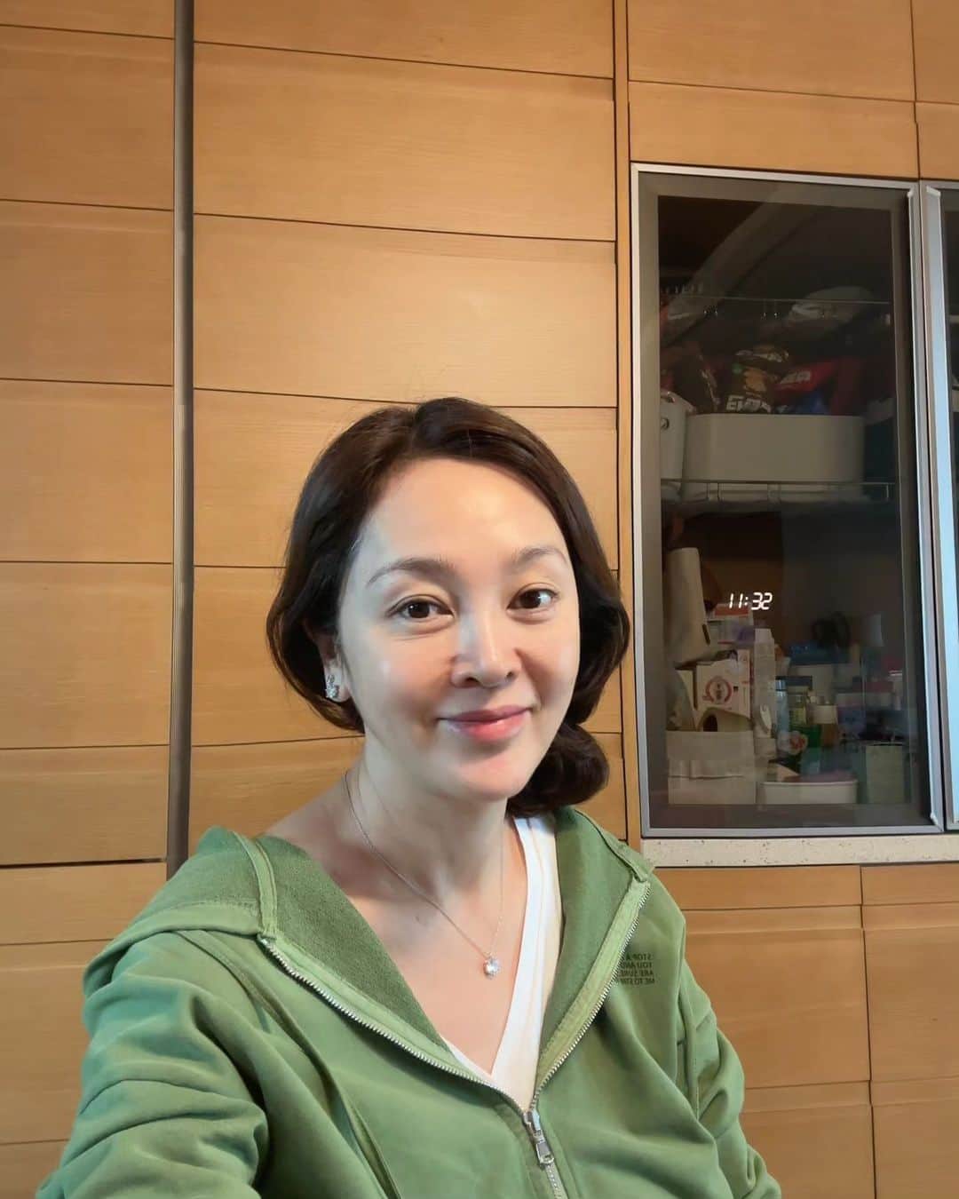 イ・スンヨンのインスタグラム：「바야흐로 하늘이 열린날  난 선풍기와 서큘레이터 제습기 여름의 산물들을 조립뜯고 씻고말리고 다시조립해서 싸서 넣기  늘 하던일인데 올핸 왤케 힘든가했더니 ㅋ 감기뒤끝에 나이도먹었네 ㅋㅋㅋ   할일은 해야지 그래도  주부는 늘 할일만땅 ㅋ~~  노동끝에 우리집 라떼 한잔은   크으 거의 신의한수~~!!!!  한잔 하실래요??  #대청소까지는아니어도 #계절바꿈이는해야지 #옷정리는끔찍 #마고12👌🙏😊  #이로움을위한샵  #흠~~~!!!!! #하늘은열렸는데 #하늘은흐리고 #삭신은쑤시고 #생각에깔려죽을판 #노동꺼리를더찾아야할듯ㅋ」