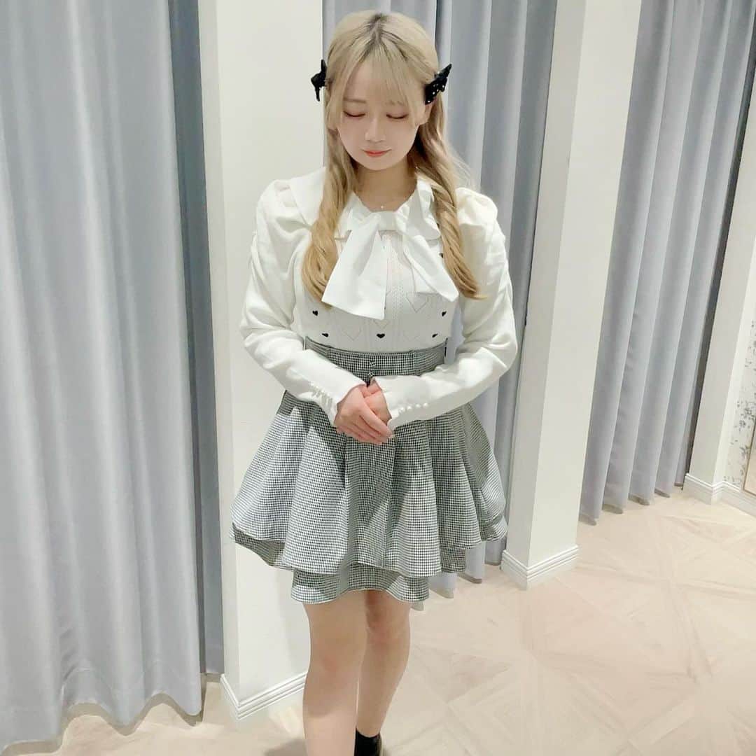 evelyn.coordinateのインスタグラム：「🎵🤍  ﹣﹣﹣﹣﹣﹣♡﹣﹣﹣﹣﹣﹣  #ハート透かしリボンニット 𝐜𝐨𝐥𝐨𝐫【𝐎𝐖𝐏𝐈 / 𝐎𝐖𝐁𝐊 / 𝐏𝐈 / 𝐁𝐊】 𝐩𝐫𝐢𝐜𝐞【¥𝟔,𝟗𝟎𝟎】  #千鳥ダブルフレアSK 𝐜𝐨𝐥𝐨𝐫【 千鳥 】 𝐩𝐫𝐢𝐜𝐞【¥𝟔,𝟗𝟎𝟎】  evelynらしいハートの模様が入った ニットが入荷しました🤭🤍  ハートのアイテムは甘めになりがちですが お色味によっては甘めになりすぎずに ご着用いただけるので連日とても人気のアイテムです☝🏻⭐️  人気のダブルフレアSKとも相性抜群です🥹🥹  ぜひ店頭でもチェックしてみてください☑️💡  𝐒𝐭𝐚𝐟𝐟【𝟏𝟓𝟑𝐜𝐦 / 𝐬𝐭𝐫𝐚𝐢𝐠𝐡𝐭 𝐭𝐢𝐩𝐞】 ﹣﹣﹣﹣﹣﹣♡﹣﹣﹣﹣﹣﹣  #evelyn #エブリン #ガーリーコーデ #甘めスタイル #甘めコーデ #清楚コーデ #可愛い  #girly #feminine #パステル #girl #evelynコーデ #フェミニンコーデ」
