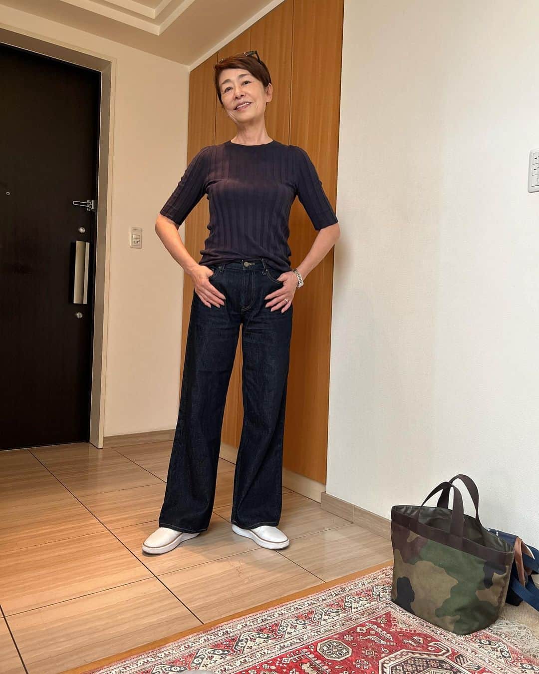 安藤優子さんのインスタグラム写真 - (安藤優子Instagram)「UNIQLOアップデート❣️  おそようでございます！  昨日のあれこれを。  昨日はメンテナンスからの買い出しへ。  UNIQLOの新しいバギーです！  少し涼しかったので、#マディソンブルー の薄手のリブニットを合わせて、スッキリコーデ。  デニムは好きな形を長ーく履くのもいいのですが、たまにはやはりアップデートしたくなります。  この#uniqlo のバギーは、深いネイビー系の色合いがツボです。  うんとコーディネートが秋らしくなりますよね。  時計は#HERMES、バッグはいつも愛用の#エルベシャプリエ のカモフラージュです。  で、買い出しの結果、昨晩のテーブルは秋刀魚❣️  我が家は必ずリンのために一尾多く、3尾です。  もちろんリンには塩なしで焼きます。  そのほかは、切り昆布炒め煮。  先日の残った貝柱の缶詰と、にんじん、大豆で。  北海道の蒸しタコ。  そして作りたかった芋煮。  我が家はこれだけはダンゼン牛肉派。（笑）  きのこたっぷり。にんじん、こんにゃく、ごぼう、蓮根、里芋で、甘めのお醤油味で作りました。  当然出来上がりは茶色（笑）ですが。  秋刀魚に芋煮❣️  あー秋は美味しいものいっぱいあって、楽しみでしかないのです。  あっ、写真撮り忘れましたが、このほかにハムときゅうりのポテトサラダを作りました。  ご馳走さまでした！  本日も気持ちのいい秋晴れの東京。  予定が満載なので、手早く片付けていきます（笑）  みなさま、本日も気分は秋の青空でお過ごしくださいませ。  本日もよろしくお願い致します。  #フレンチブルドッグ  #安藤優子」10月3日 12時03分 - yukoando0203