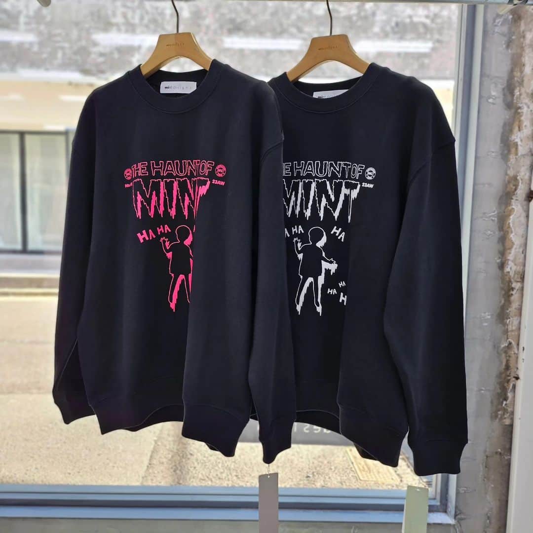 ミントデザインズのインスタグラム：「. -再入荷!! HORROR COMIC SWEAT-  2023AW COLLECTIONのラインナップの中でも特に人気を誇っていたこちらのスウェット。  ミントデザインズ直営店ではほぼ完売状態となり、再入荷の声を多くいただいておりました。 再生産が決定し、本日より全サイズが再入荷いたします。  今季のコレクションテーマ”Flower Punk”にちなみ、 定番DOLLが幽霊になったパンク×ホラーな要素の詰まったグラフィックが前面にプリントされています。 サイズはレディース(size 2)・メンズ(size 5)の2サイズ展開。   ミントデザインズ青山店・オンラインストアにてお求めくださいませ。  #mintdesigns #ミントデザインズ #2023aw」