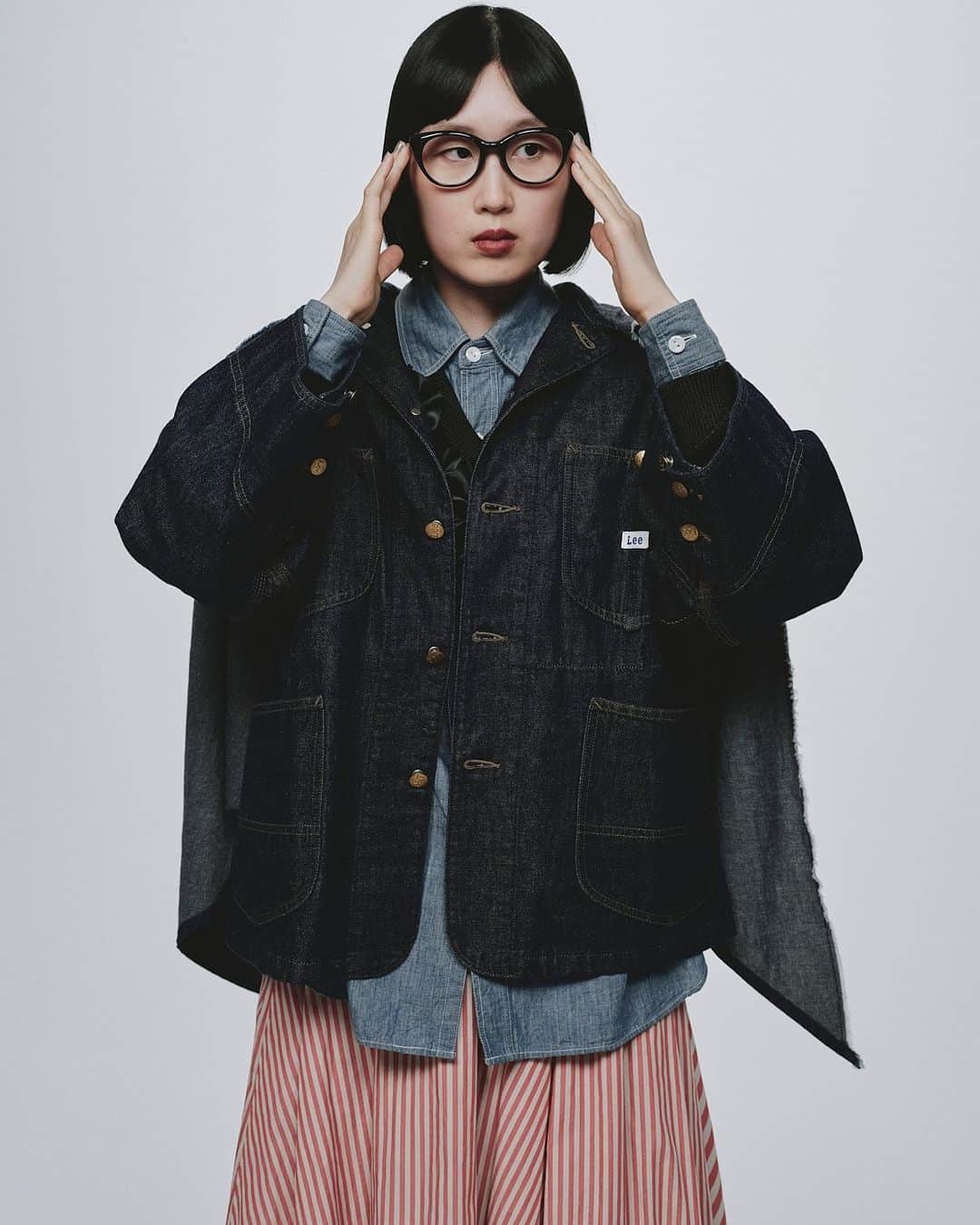 JINS公式のインスタグラム：「BEAMS DESIGNとJINSが初のコラボレーション✨ファッションをつくるアイウエア「TOY CLASSIC」販売中。  今回はTOY CLASSIC8型の異なるキャラクターをルックで表現！ 各型のモデルとなったストーリーを纏うスタイリングから、“ファッションをつくるアイウエア”をぜひお楽しみください。  【model：CAT EYE】 毎日違う着こなしで街を闊歩する、真のファッショニスタ。  Color：BLACK Price:¥13,900(tax in)  品番：UGF-23A-038 94 公式サイトでは8型のルックを公開中！ハイライト「BEAMS DESIGN」よりチェック！  #jins #beamsdesign #メガネ #toyclassic #ファッションをつくるアイウエア」