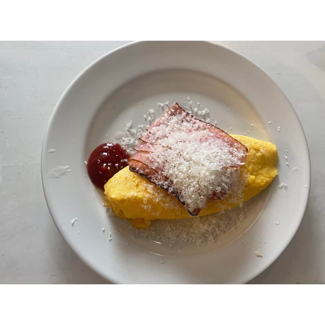 吉谷彩子のインスタグラム：「ホテルみたいな朝食が食べたーい！  そんな夢を叶えられた今日🥞  すごいシンプルだけれど、 美味しいの🧡  #朝食」