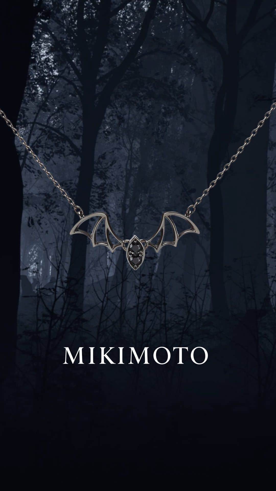 Mikimotoのインスタグラム：「Halloween is almost here! Add a touch of playful elegance to your attire with the new bat motif pendant.   もうすぐハロウィーン。羽を広げたコウモリのペンダントを胸もとのアクセントに。   #MIKIMOTO #ミキモト #MikimotoHalloween #MikimotoHoliday」