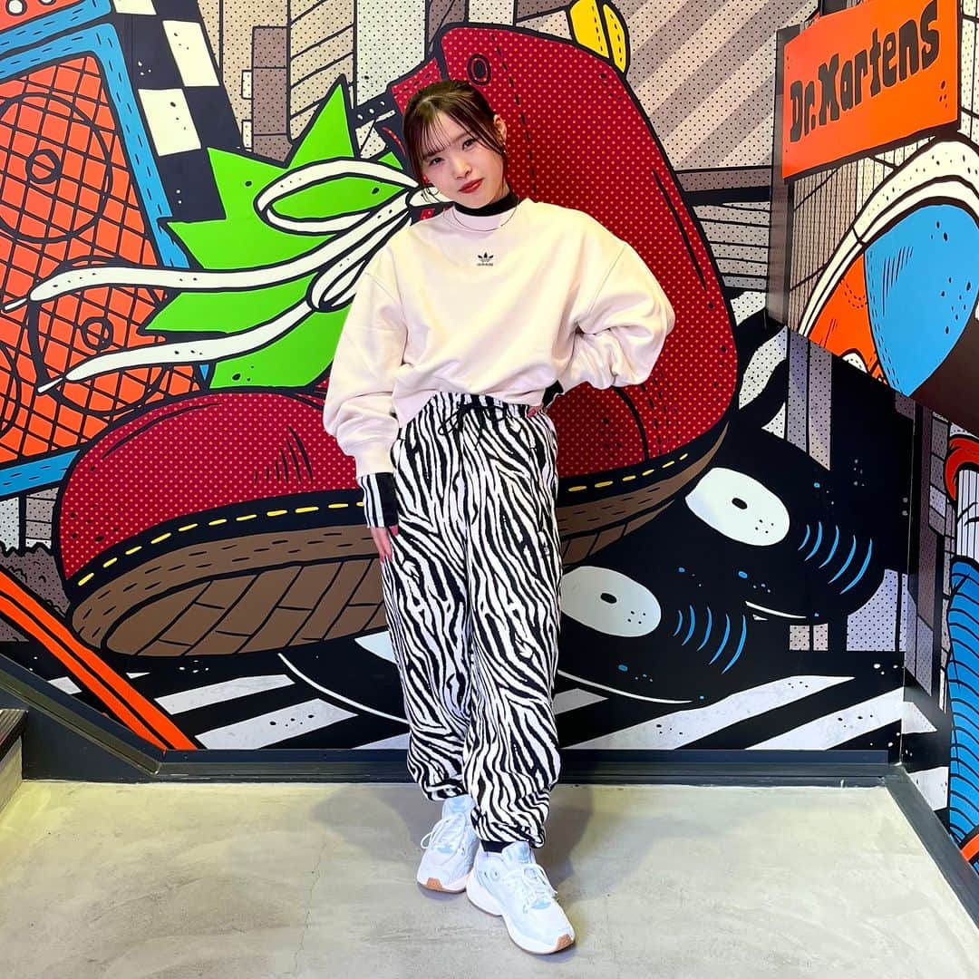 のインスタグラム：「・ 【Staff Coordinate・ADIDAS ASTIR W】  シンプルでスタイリッシュなアディダス アスター。 大きなTPUアイレット、ヒールにあしらった刺しゅうのアクセント、ユニークなシューレースタグなど、斬新でボリューミーなディテールが人目を引く、遊び心満載のデザイン。 スタイリングも自在なこのシューズは、フレアレギンスやハイウエストのバイクショーツと合わせれば、快適で今風のスタイルが完成。  （SHOES）  adidas IE9629 ￥15,400  （APPAREAL）  adidas W SWEATSHIRT IA6502 ￥7,700 （着用サイズ：S）　　　　　　　　　　　　　　　　　　　　　　　　　　　　　　　　　　　　　　　　　　　　　　　　 W HIGHNECK LS II0757 ￥6,600 （着用サイズ：M）  （着用サイズ：M）  スタッフ身長：150㎝  https://gs.abc-mart.net/shop/g/g6659730001044/   #abcmart #abcマート #adidas #アディダス #adidasoriginals #staffcoordinate #スタッフコーディネート #coordinate #コーディネート」