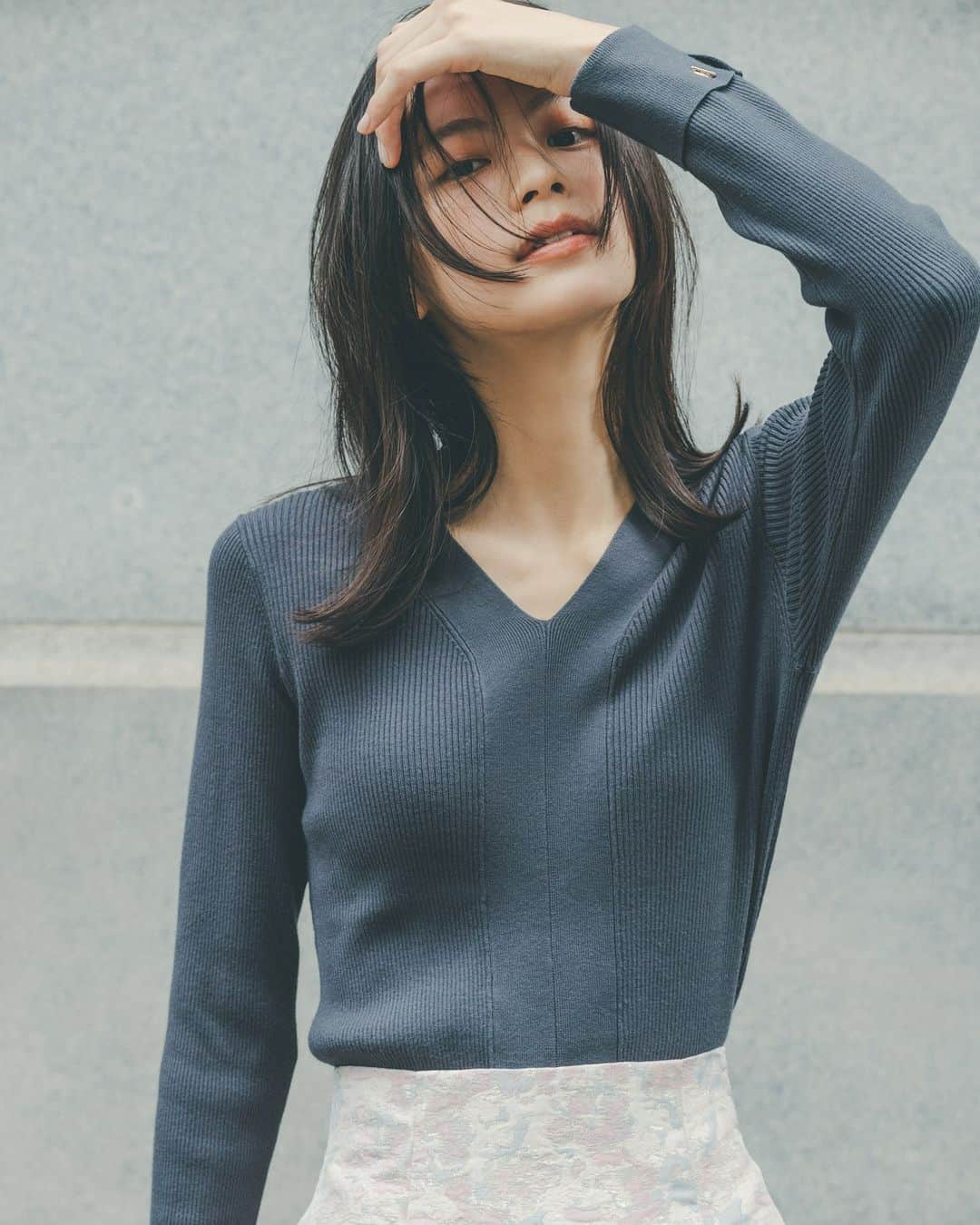 NATURAL BEAUTY BASICのインスタグラム：「松木育未さん着用の 秋の新作webカタログ第1弾が大好評公開中♡  ■Vネックハトメスリーブリブニット ¥7,480 tax in size:FR color:チャコール/オフ/ライトグレージュ/ディープブルー #0173270006  ■ロゼットリーフジャガードスカート ¥13,970 tax in size:S/M color:アイボリー系/グレー系/ローズブラウン系 #0173220042  ------------  Trend Tips -2023Autumn-  表面感のあるジャガードスカートに トラッドなアランニット、 大人フェミニンなミニ丈のニットワンピースetc.  今季トレンドをふんだんに盛り込んだ新作をデリバリー。 コーデの鮮度を高めてくれる キャッチーなアイテムで秋本番に備えて。  #松木育未 さん #新作アイテム #グレーコーデ #ニット #Vネックニット #花柄スカート #柄スカート #フレアスカート #秋コーデ #お出かけコーデ #オフィスコーデ #オフィスカジュアル #通勤コーデ #大人可愛い #カラーコーデ  #着回しコーデ #きれいめカジュアル  #ベーシックコーデ #ベーシック #ナチュラルコーデ #トレンドスタイル #シンプルコーデ #ナチュラルビューティーベーシック #naturalbeautybasic」