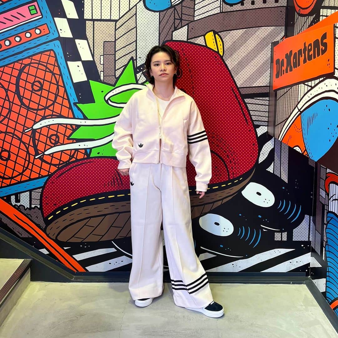 のインスタグラム：「・ 【Staff Coordinate・GAZELLE BOLD W】  3層構造のアウトソールで高さを増し、クラシックスタイルに新たな解釈を加えた一足。 滑らかでソフトなスエードとギザギザのスリーストライプスのスポーティーなディテールはそのまま。 メタリックゴールドの""Gazelle""のレタリングは、アディダスのヘリテージの証し。  （SHOES）  adidas HQ6912 ￥15,400  （APPAREAL） adidas W NEW CL TRACKTOP IB7316 ￥10,450 （着用サイズ：M）  W NEW CL TRACKPANTS IM1834 ￥8,800 （着用サイズ：S）  スタッフ身長：157㎝  https://gs.abc-mart.net/shop/g/g6658390001047/   #abcmart #abcマート #adidas #アディダス #adidasoriginals #staffcoordinate #スタッフコーディネート #coordinate #コーディネート」