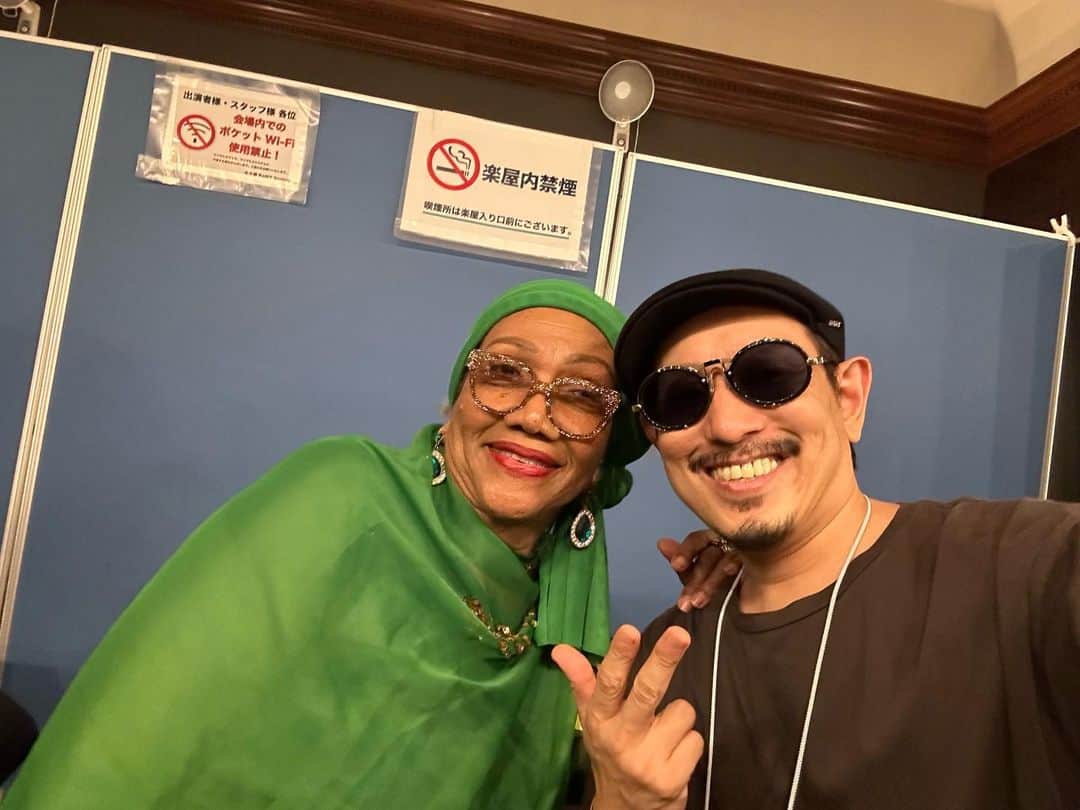 のインスタグラム：「【レゲエ】マーシャグリフィス最高やった！🔥 鳥肌&涙！ また「レゲエ最高！👆🏽💥」 って思わせてくれた！  やっぱり「青春の音楽、青春のアーティスト」って宝物やな。 自分もそう言われるのが光栄で責任あると思わなきゃいかんね…。 それにしても、マジLove でマジPositiveな素晴らしい時間やった！感動した！ ベレスとのコンビはご本人のいつか聴きたいけど、息子さんも歌上手くて良かったな〜！ Fire Burning とかペントハウスものはプロデューサーDave Kelly がその時のベテランを最前線にしてくれた恩恵やな、と改めて思ったな。 なんせボブマーレーのコーラス隊I Three の1人やからな〜！説得力が圧倒的にちゃう！笑 ボブマーレーの魂を背負って歌える3組の1人やろ。 まずはもちろん、マーレーご家族。そして、お孫を産んで、ご本人も世界一の歌姫の1人ローリンヒル。彼女のビルボードライブでのボブマーレーも感動したな〜！ そして、なんと言ってもボブマーレーご本尊と一緒に横で歌ってた、このマーシャグリフィス大先生ですよ！ だって、「ワンラーブ」って彼女達が歌って、ボブマーレーが「Hear the children crying!!」とか合いの手入れてたんやから、ホンマもんやん！笑 いや、雑なレビュー容赦くださいよ。 なんせ、あんなん見せてもらったらタダのファンに心は舞い戻るよ！ レゲエ最高！ マーシャ最高！  ありがとう @fujiyamasound  Bug up @homegrown_reggae   One big love!! @marciagriffiths_queenofreggae」