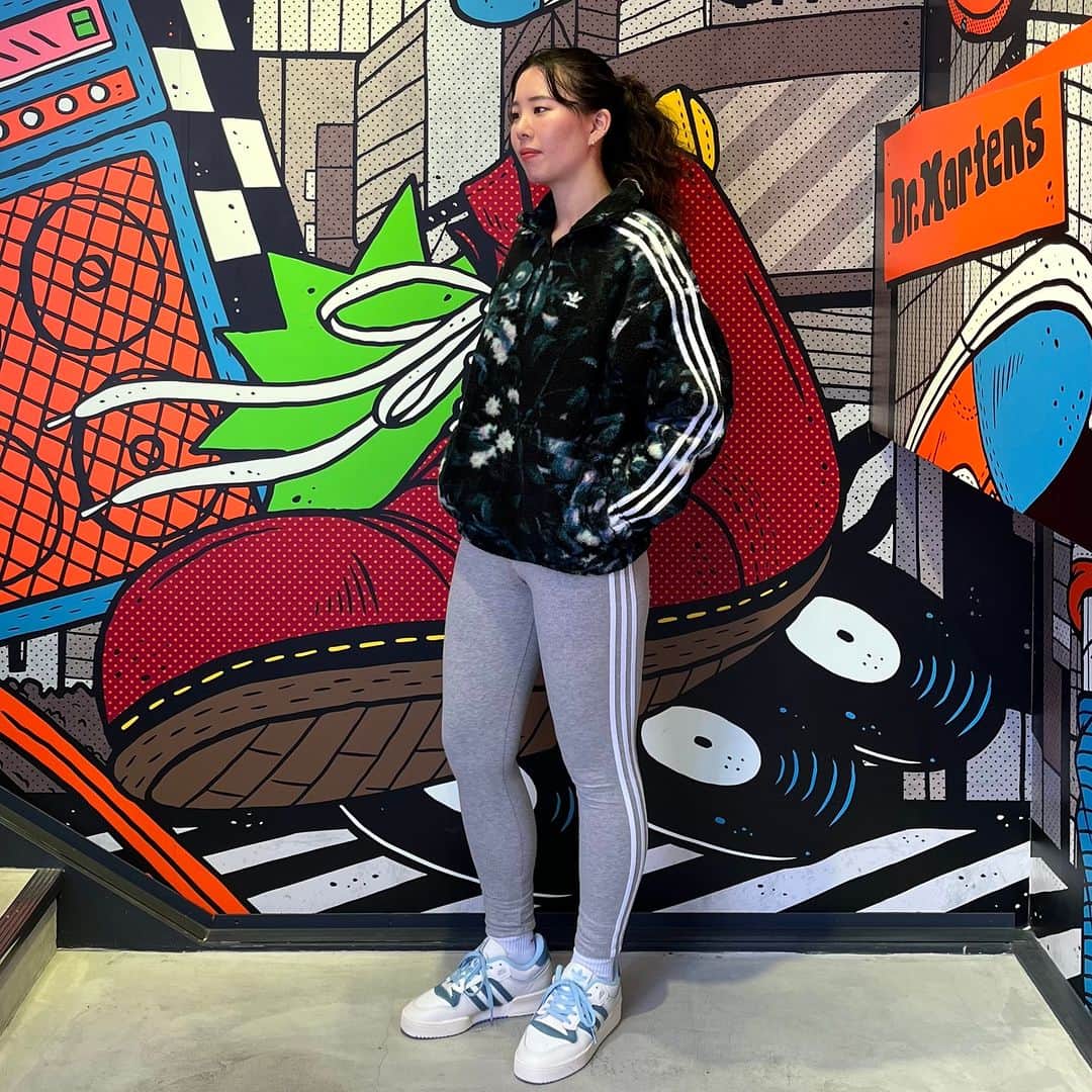 のインスタグラム：「・ 【Staff Coordinate・RIVALRY 86 LOW】  スタイルもパフォーマンスも頂点へと導く、ライバルリー。 カレッジスタイルの伝統をセレブレートするこのシューズは、レザーアッパーにポニーヘアを施したレザーのスリーストライプスをあしらっている。 こうしたディテールは一見普段使いしにくいと思うかもしれないけれど、紛れもなくデイリーに活躍するシューズ。 ゆったりとしたトラックパンツやポロシャツと合わせれば、レトロな雰囲気漂うスタイリングが完成。  （SHOES） adidas IE7137 ￥15,400  （APPAREAL） adidas W FLOWER FLEECE JKT II8451 ￥15,400 （着用サイズ：L）  W 3ST TIGHT IB7384 ￥4,400 （着用サイズ：L）  スタッフ身長：170㎝   https://gs.abc-mart.net/shop/g/g6659200001045/   #abcmart #abcマート #adidas #アディダス #adidasoriginals #staffcoordinate #スタッフコーディネート #coordinate #コーディネート」