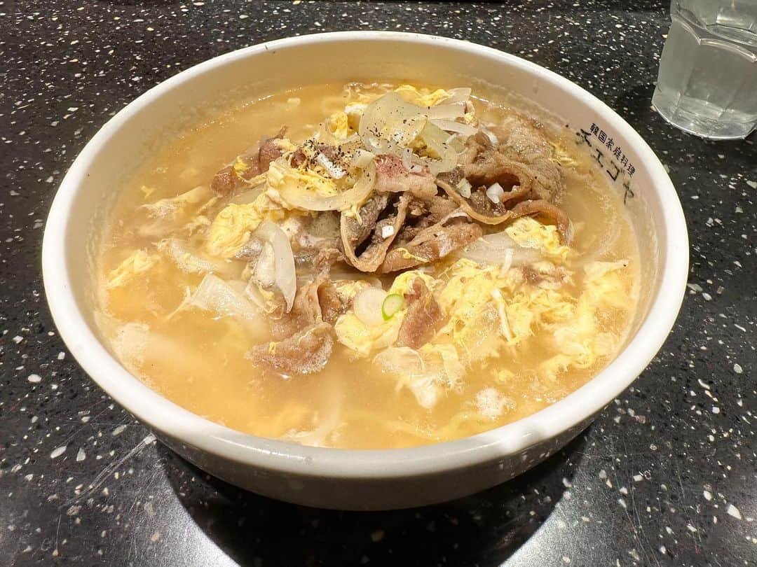 まえちゃんねるのインスタグラム：「今日のランチは、カルビタンラーメン🍜クッパに麺をいれた感じで大変美味しい✨途中からテーブルに置いてあったコチュジャンで味変、これがまた美味い😋  #ランチ #今日のランチ #カルビタン #ラーメン #クッパ #コチュジャン」